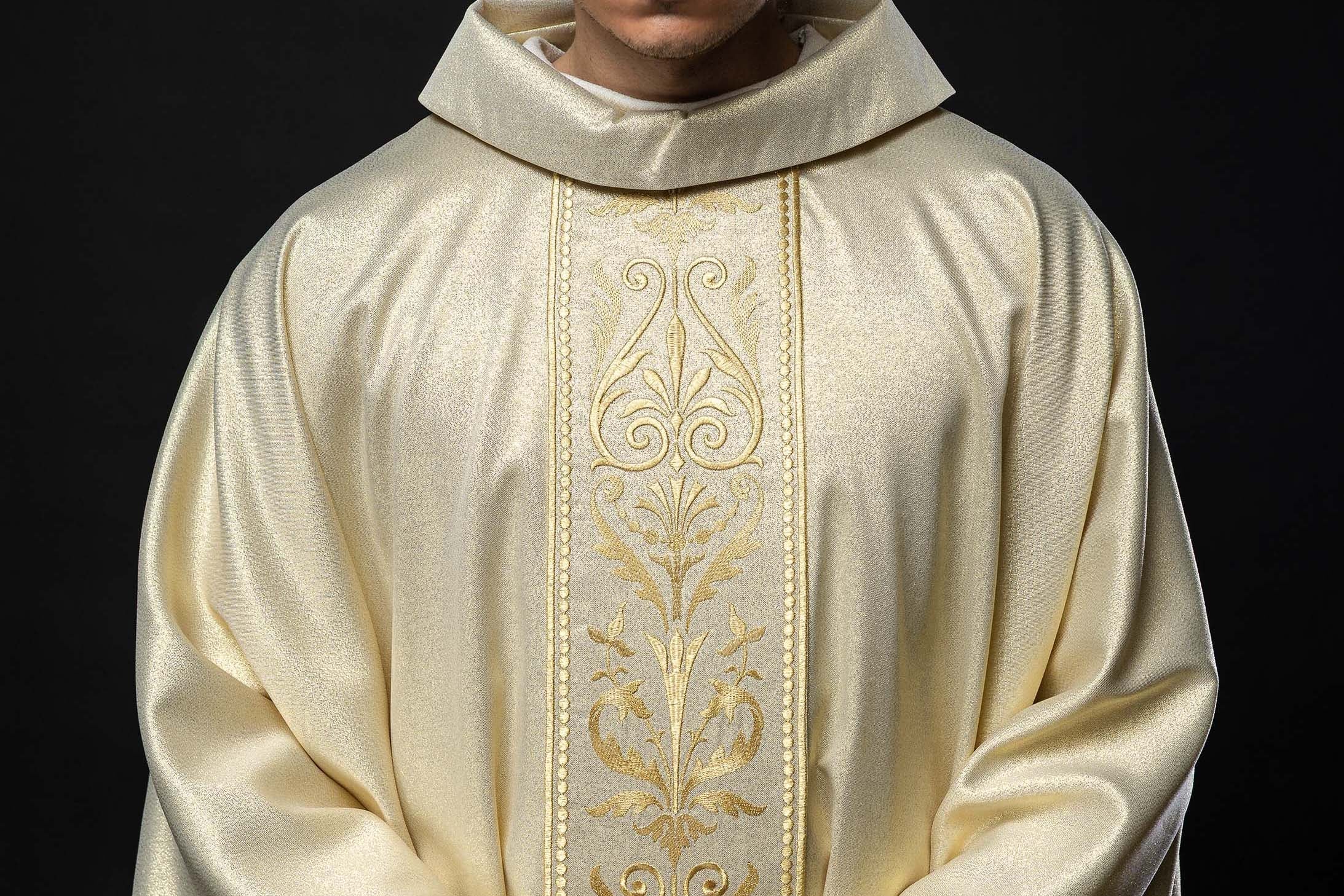 Welche Messgewänder für das Christkönigfest? Ein Leitfaden zu liturgischer Eleganz und Symbolik