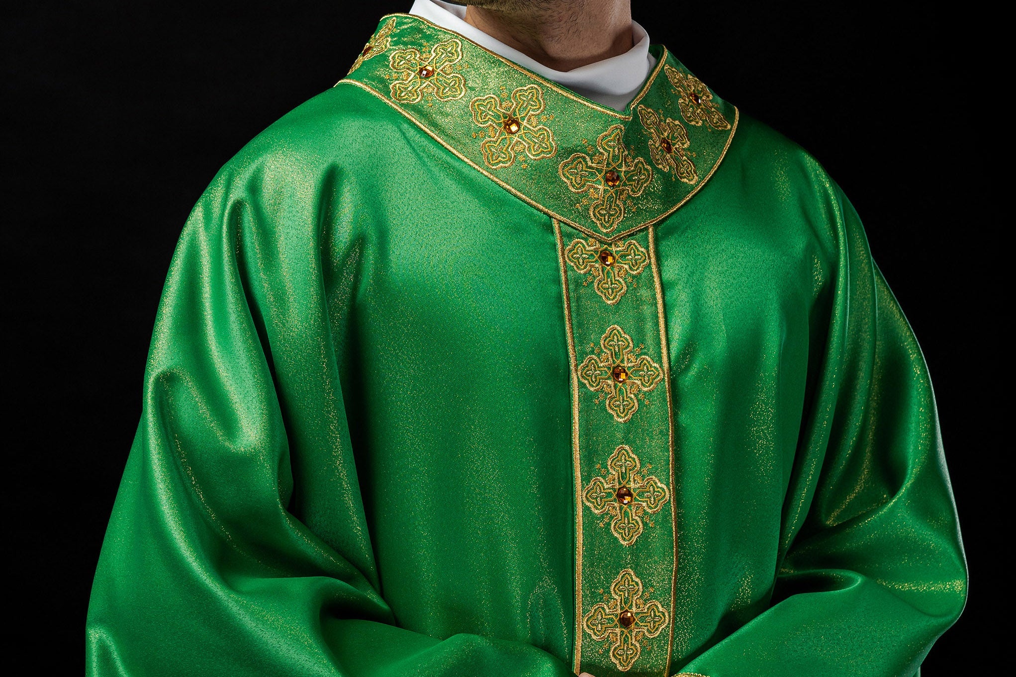Darf ein Priester eine eigene Messgewand haben, unabhängig von der Pfarrei?