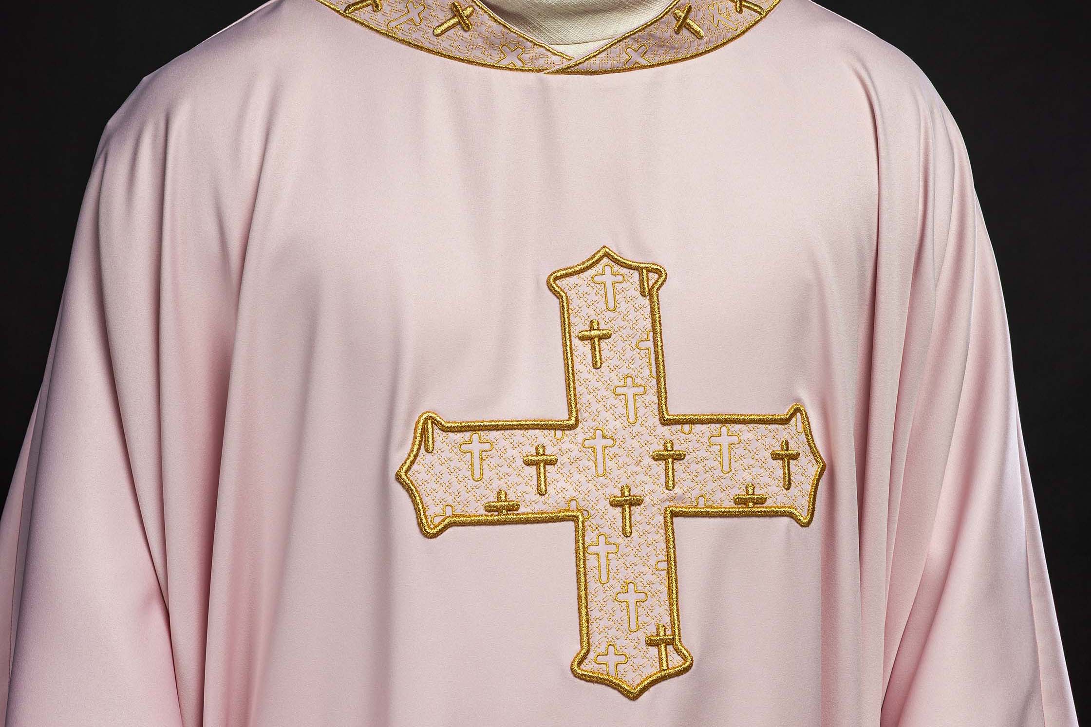 Welche Messgewänder für die Fastenzeit? Ein liturgischer Leitfaden
