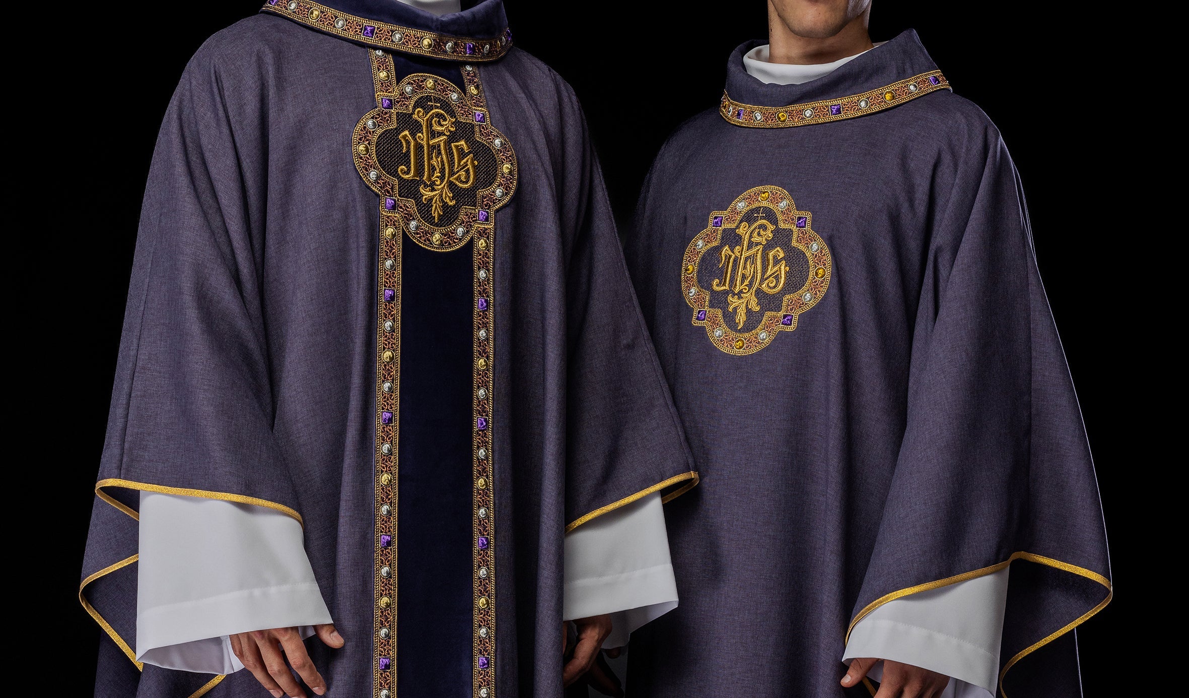 Wie wählt man ein Messgewand für die liturgische Zeit? Ein Leitfaden zur Symbolik von Farben und Stickereien