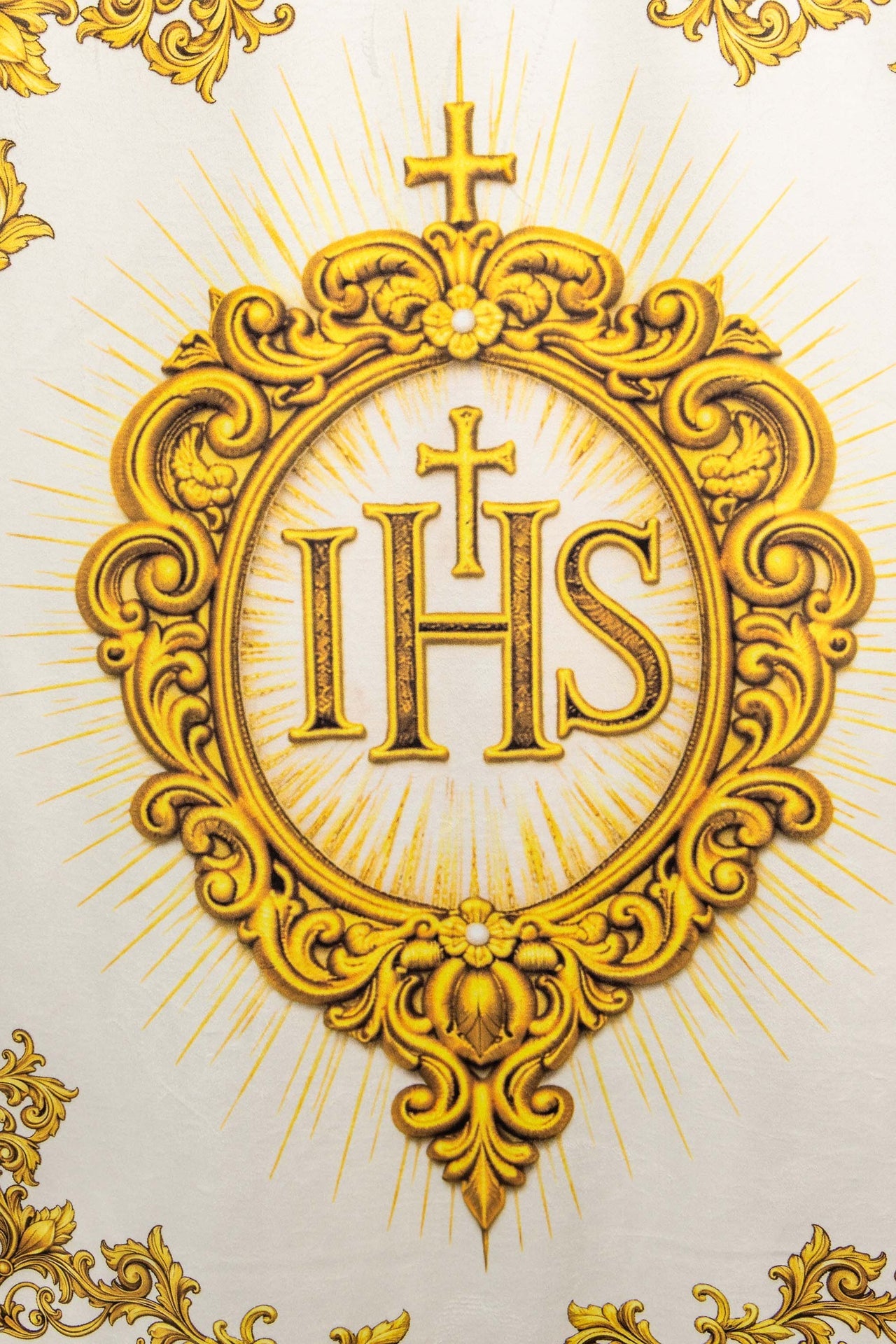 Doppelseitig bedruckte liturgische Fahne mit dem Heiligsten Herzen Jesu und dem IHS-Christogramm