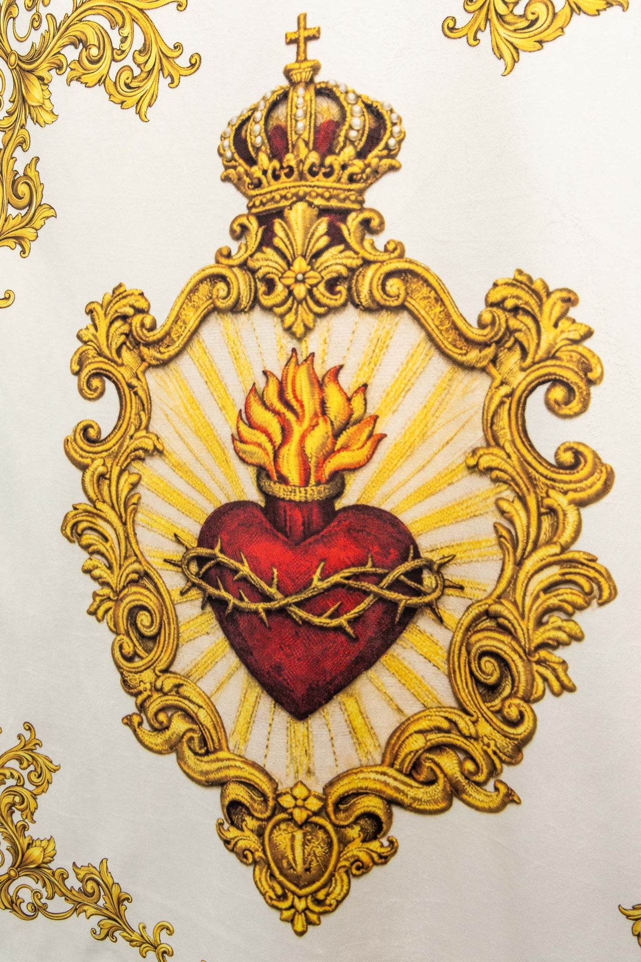 Doppelseitig bedruckte liturgische Fahne mit dem Heiligsten Herzen Jesu und dem IHS-Christogramm