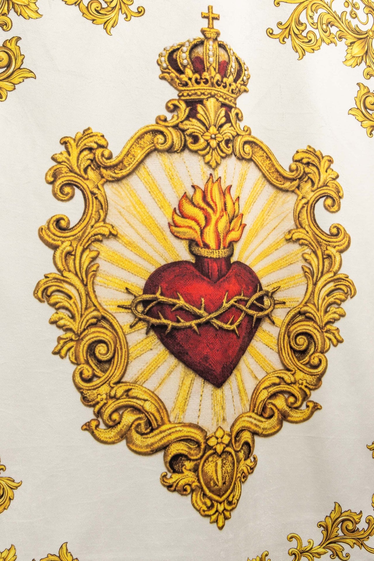 Doppelseitig bedruckte liturgische Fahne mit dem Heiligsten Herzen Jesu und dem IHS-Christogramm
