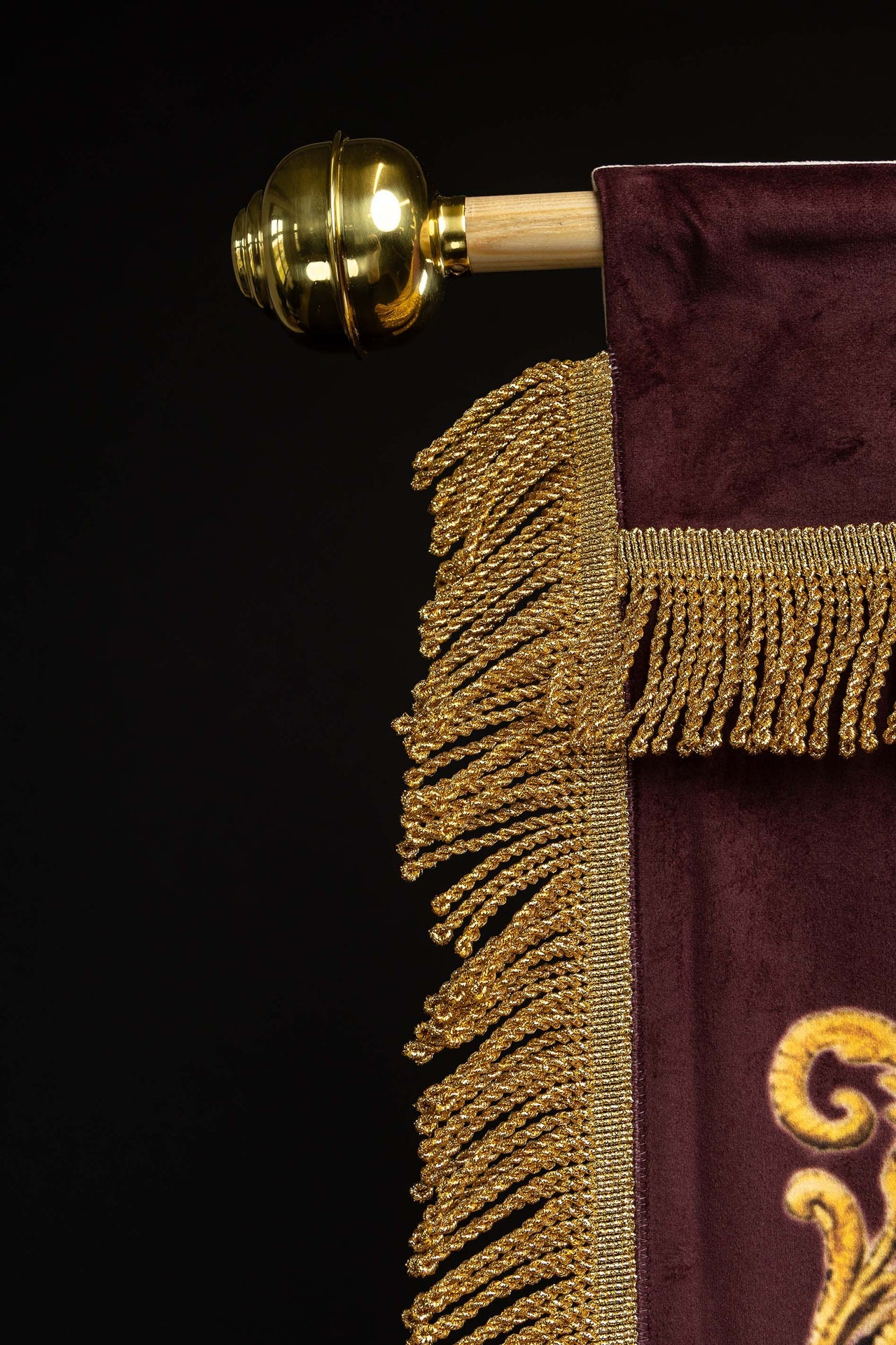 Doppelseitig bedruckte liturgische Fahne mit dem Heiligsten Herzen Jesu und dem IHS-Kelch