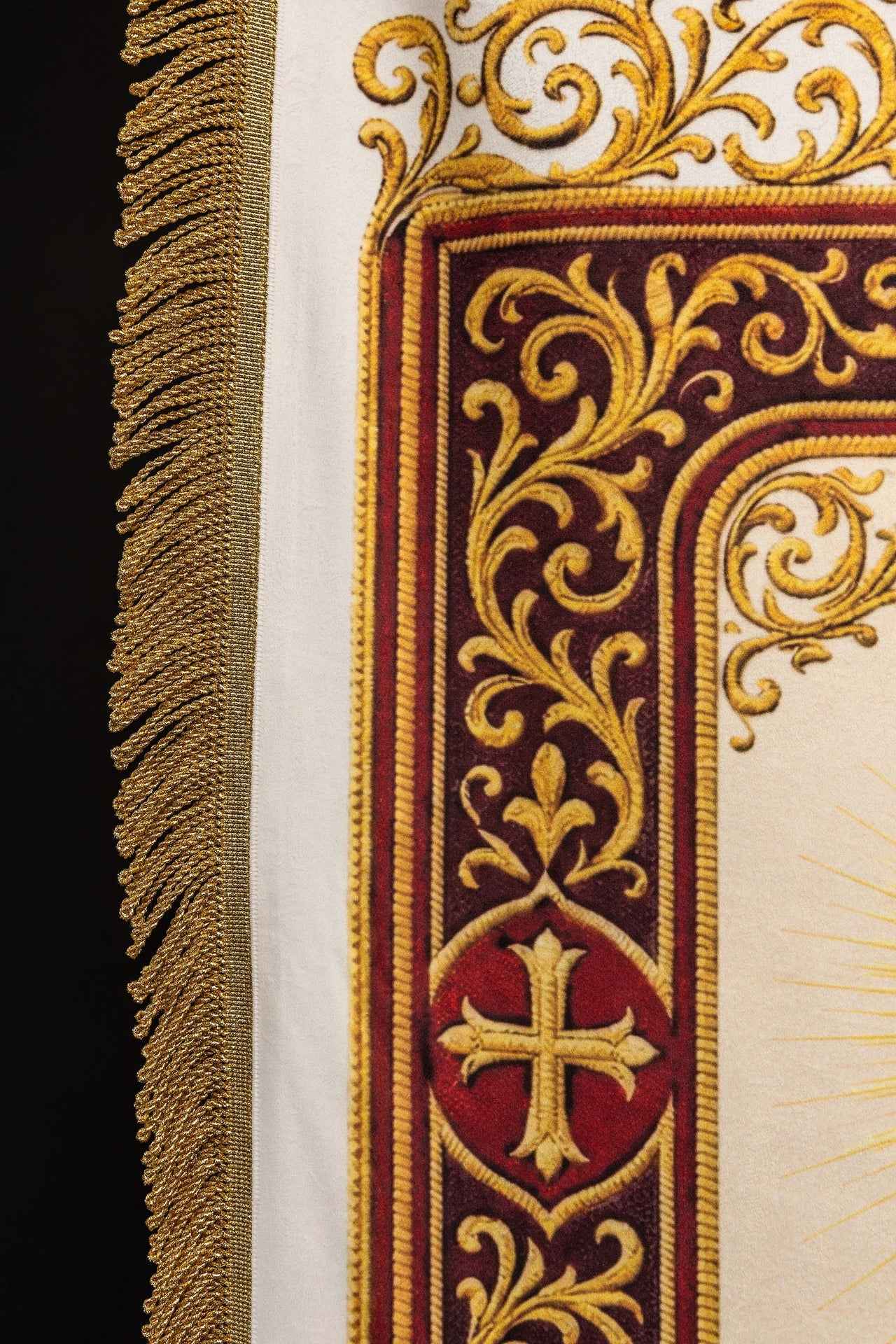 Doppelseitig bedruckte liturgische Fahne mit dem Heiligsten Herzen Jesu und dem IHS-Kelch