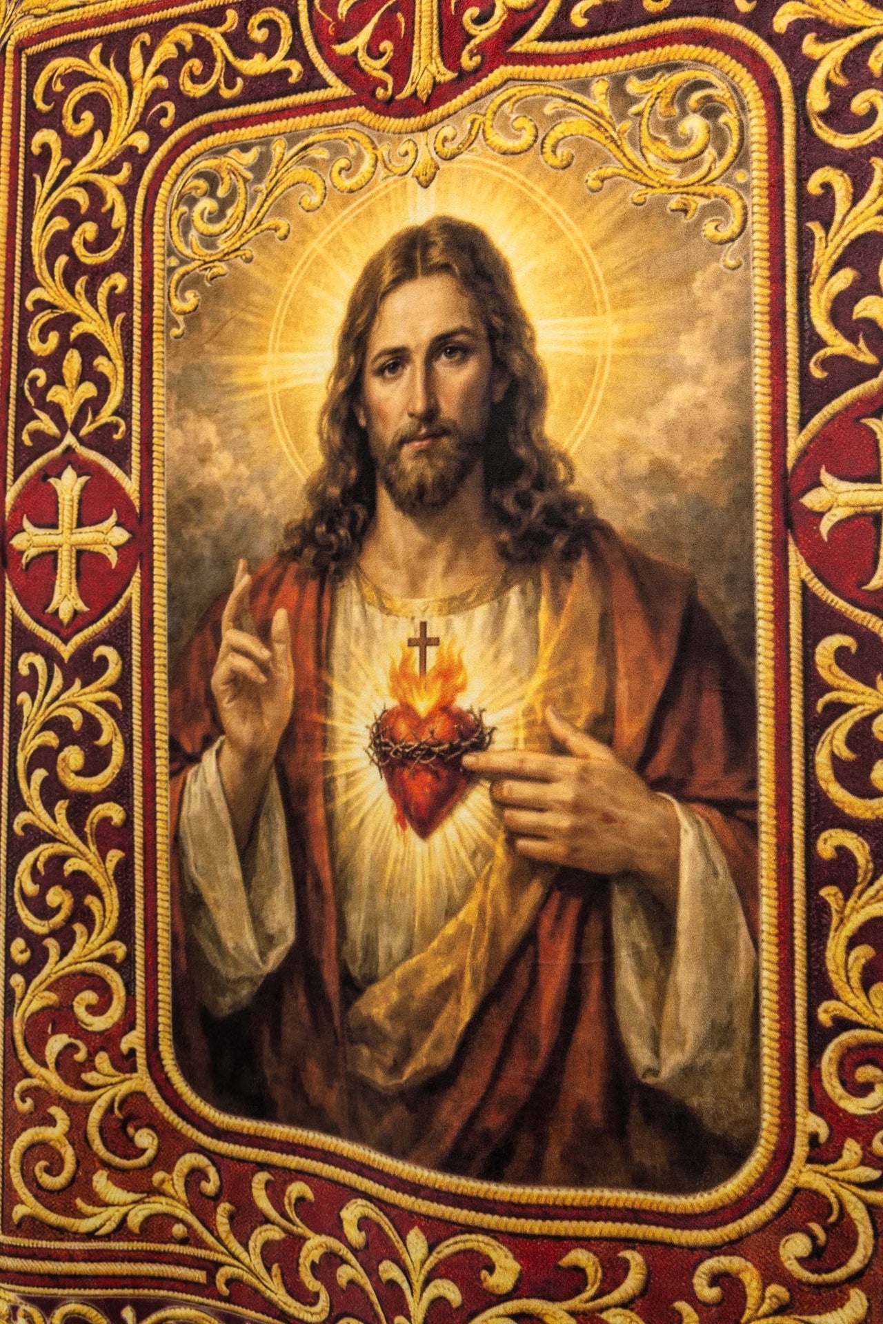 Doppelseitig bedruckte liturgische Fahne mit dem Heiligsten Herzen Jesu und dem IHS-Kelch