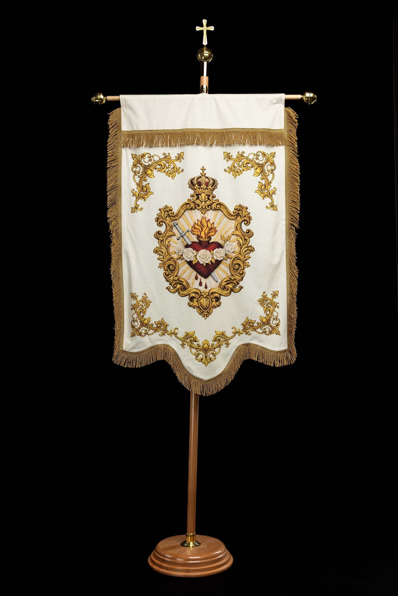 Doppelseitig bedruckte marianische liturgische Fahne mit Herzsymbol und Marienmonogramm