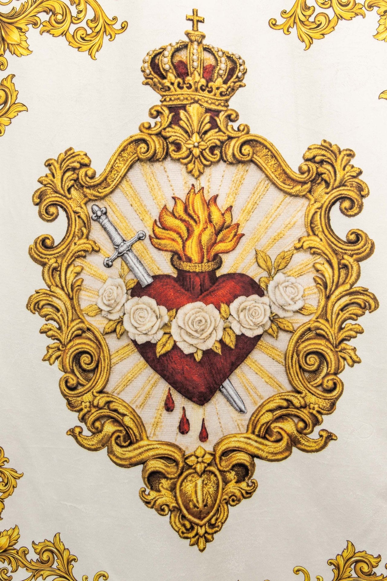 Doppelseitig bedruckte marianische liturgische Fahne mit Herzsymbol und Marienmonogramm
