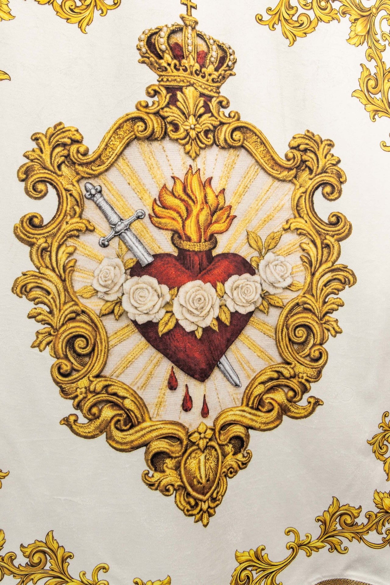 Doppelseitig bedruckte marianische liturgische Fahne mit Herzsymbol und Marienmonogramm