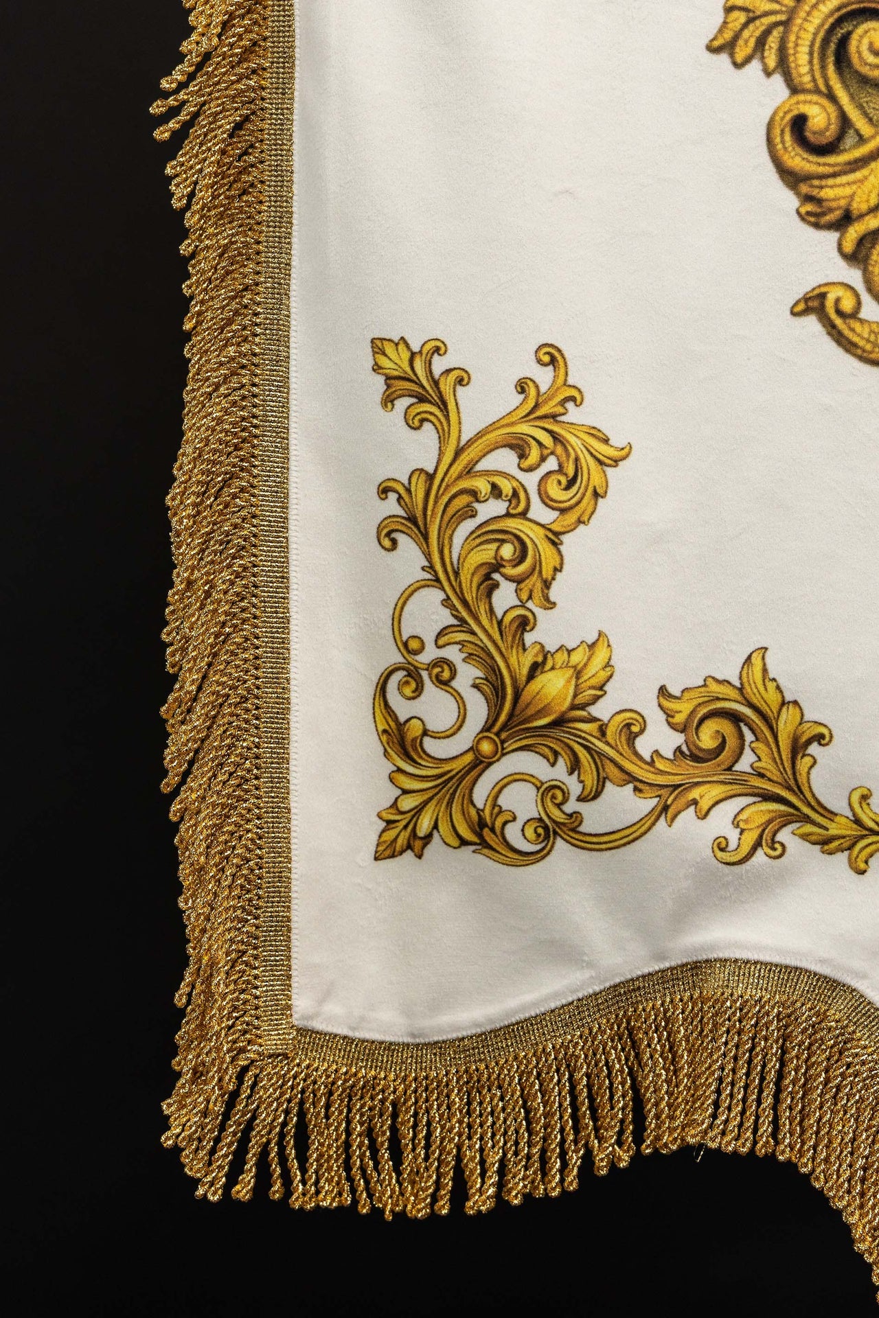 Doppelseitig bedruckte marianische liturgische Fahne mit Herzsymbol und Marienmonogramm