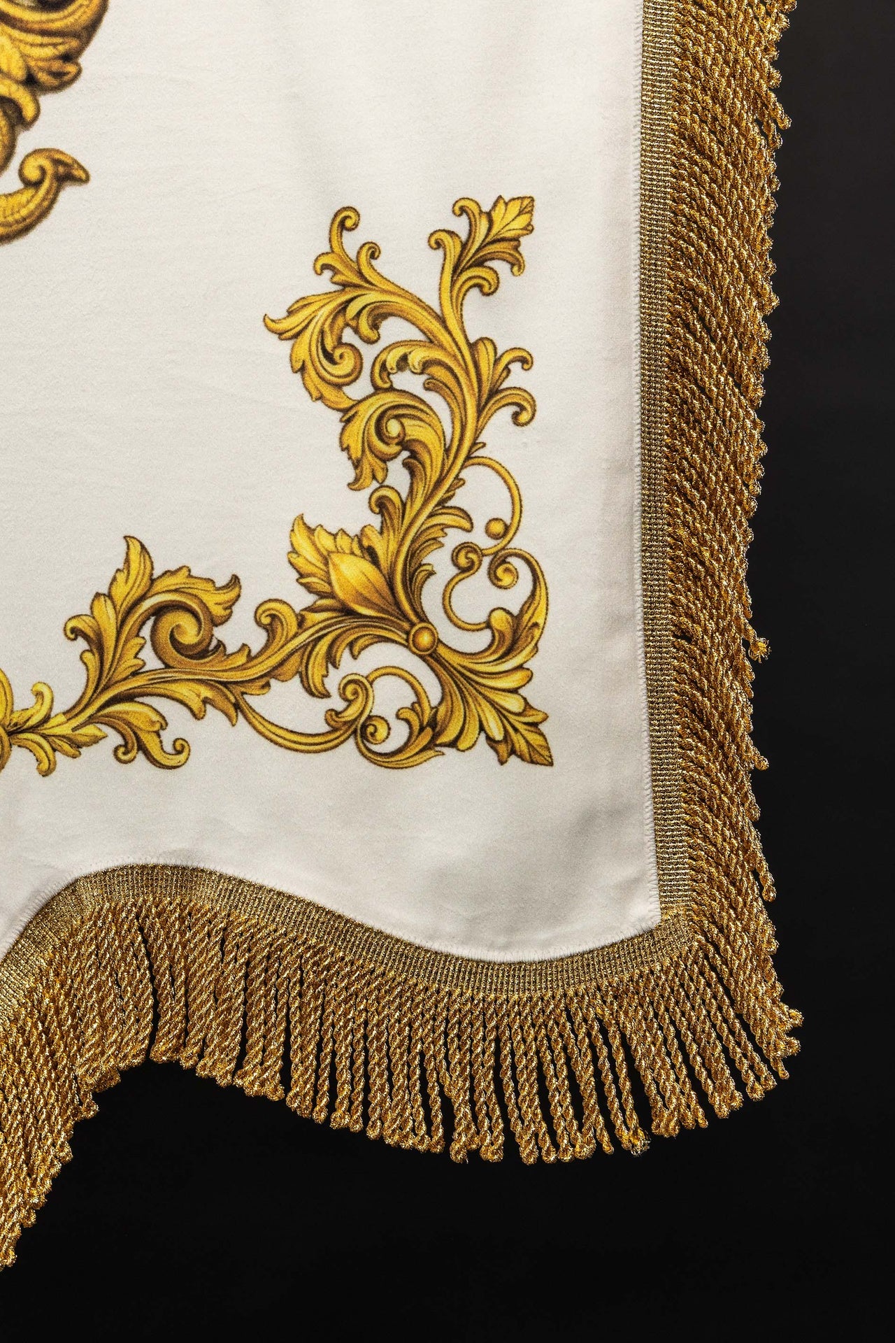 Doppelseitig bedruckte marianische liturgische Fahne mit Herzsymbol und Marienmonogramm