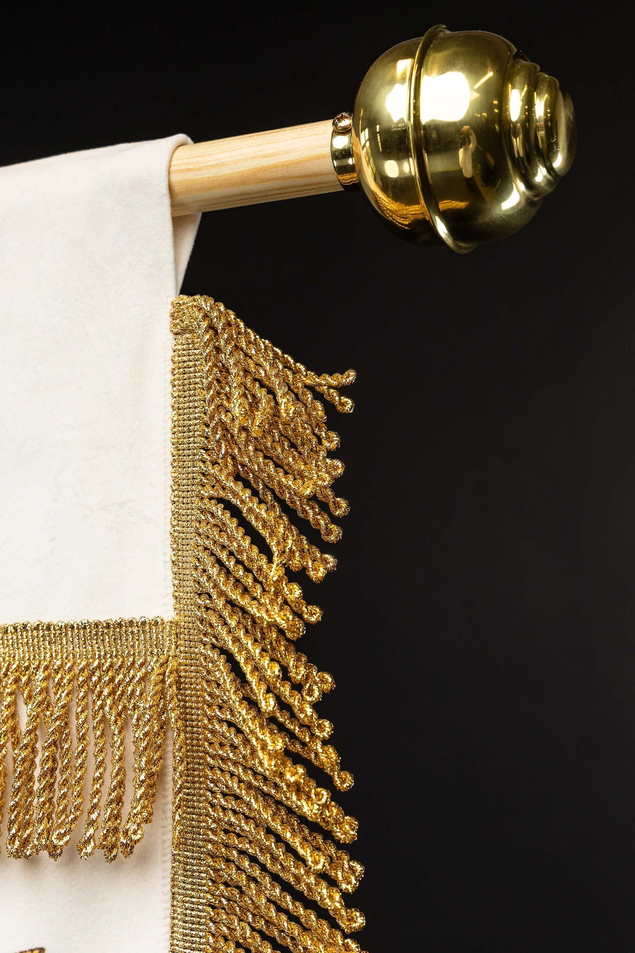 Doppelseitig bedruckte marianische liturgische Fahne mit Herzsymbol und Marienmonogramm