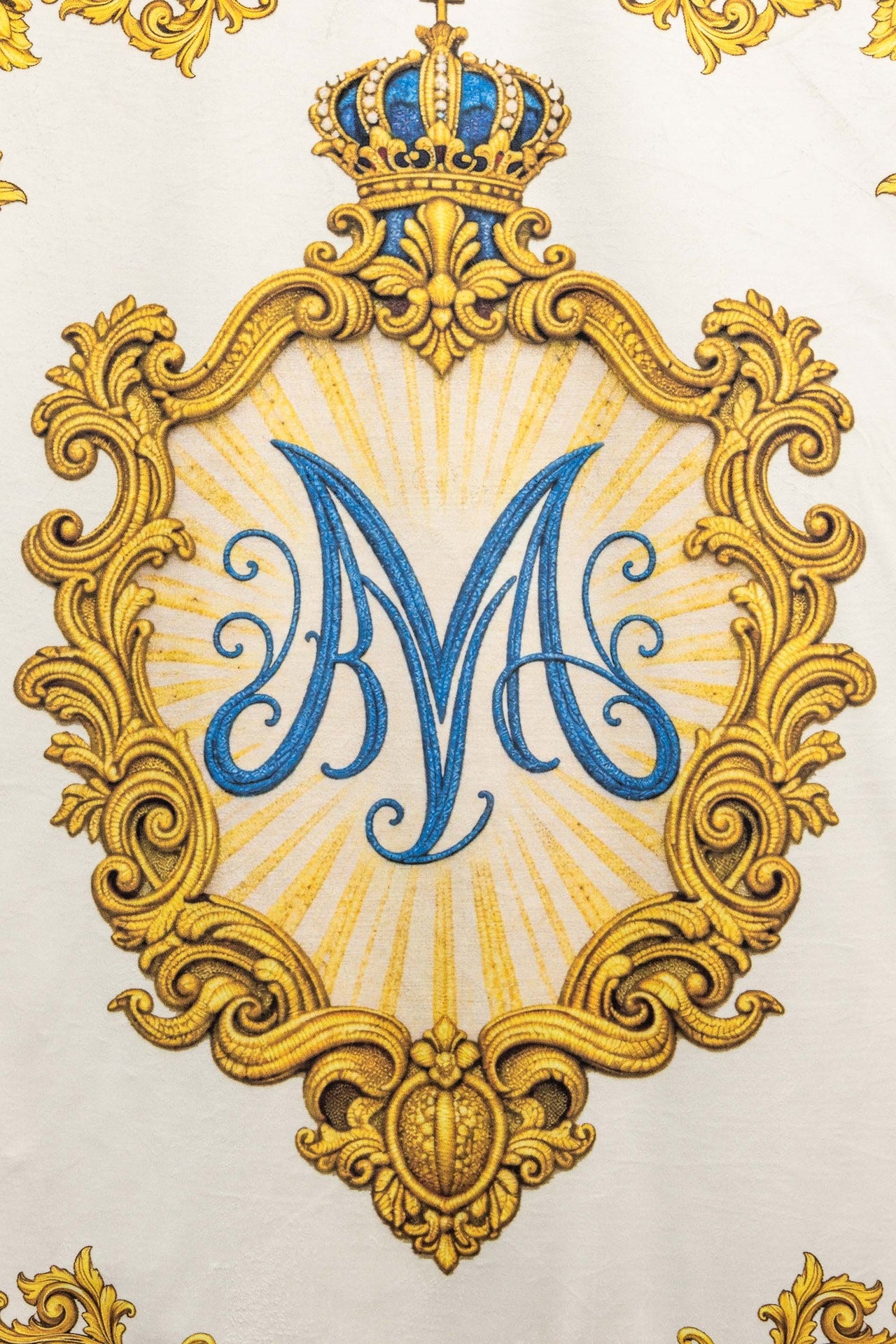 Doppelseitig bedruckte marianische liturgische Fahne mit Herzsymbol und Marienmonogramm