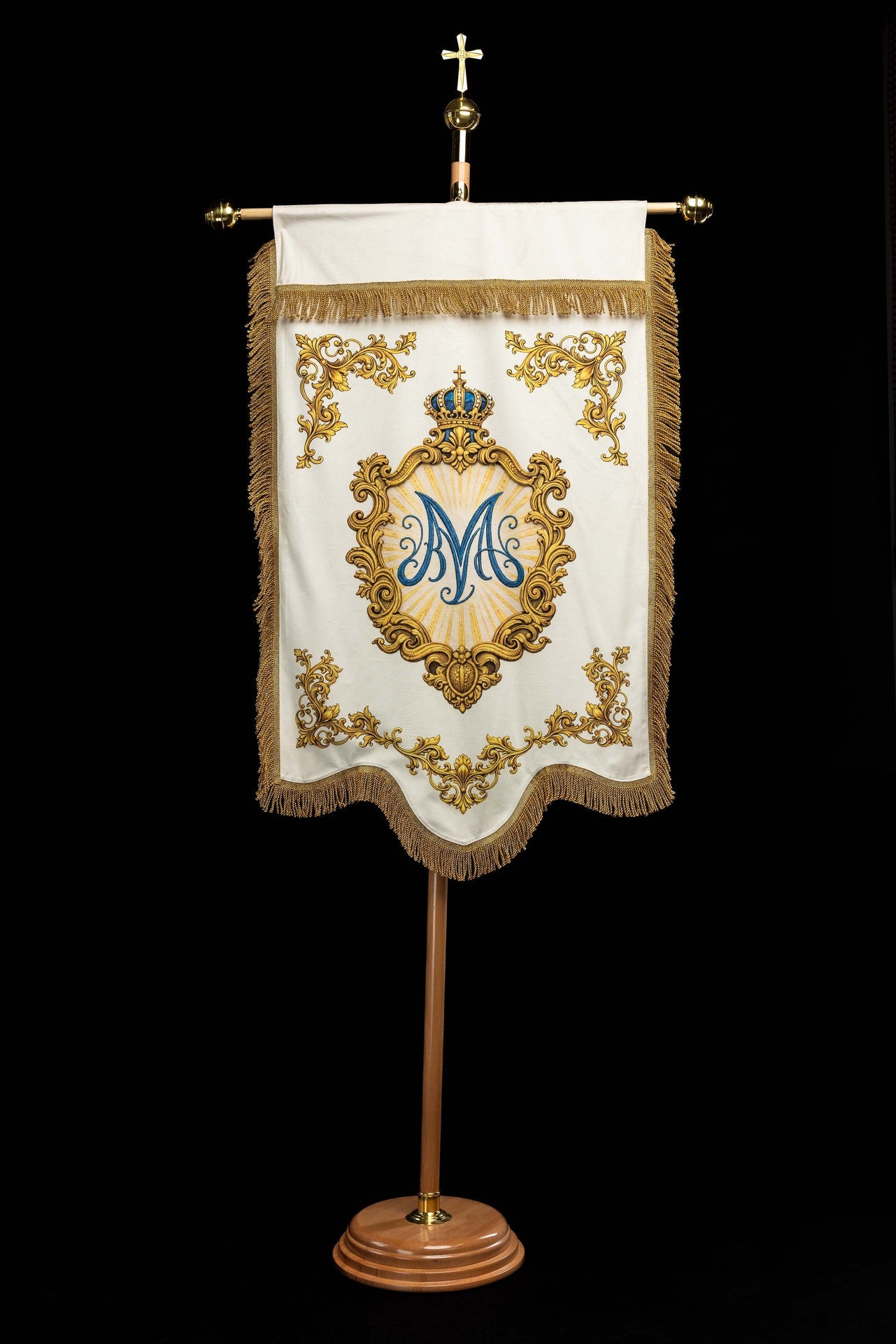 Doppelseitig bedruckte marianische liturgische Fahne mit Herzsymbol und Marienmonogramm