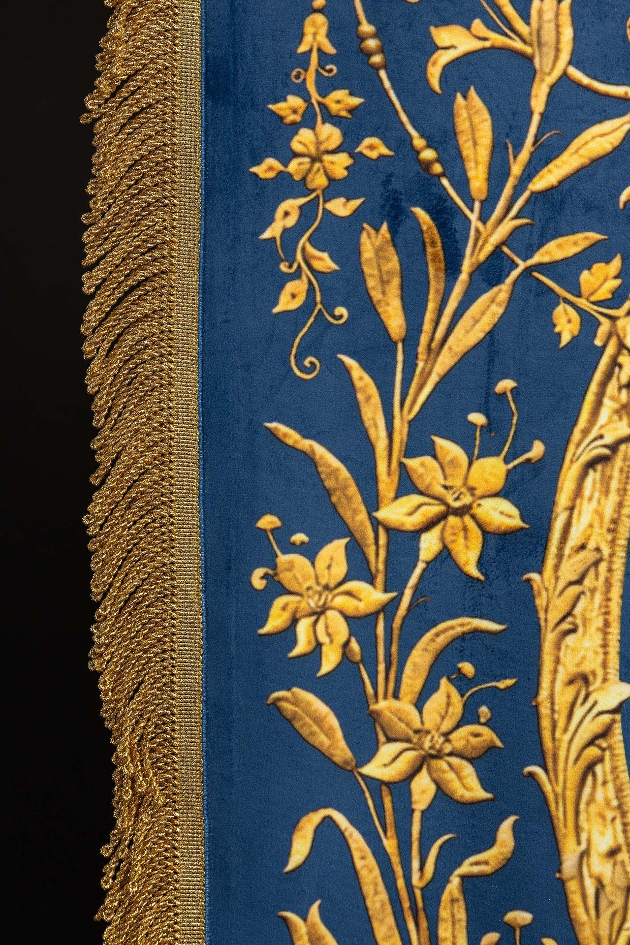 Doppelseitig bedruckte liturgische Fahne mit der Darstellung der Unbefleckten Gottesmutter und Marienmonogramm