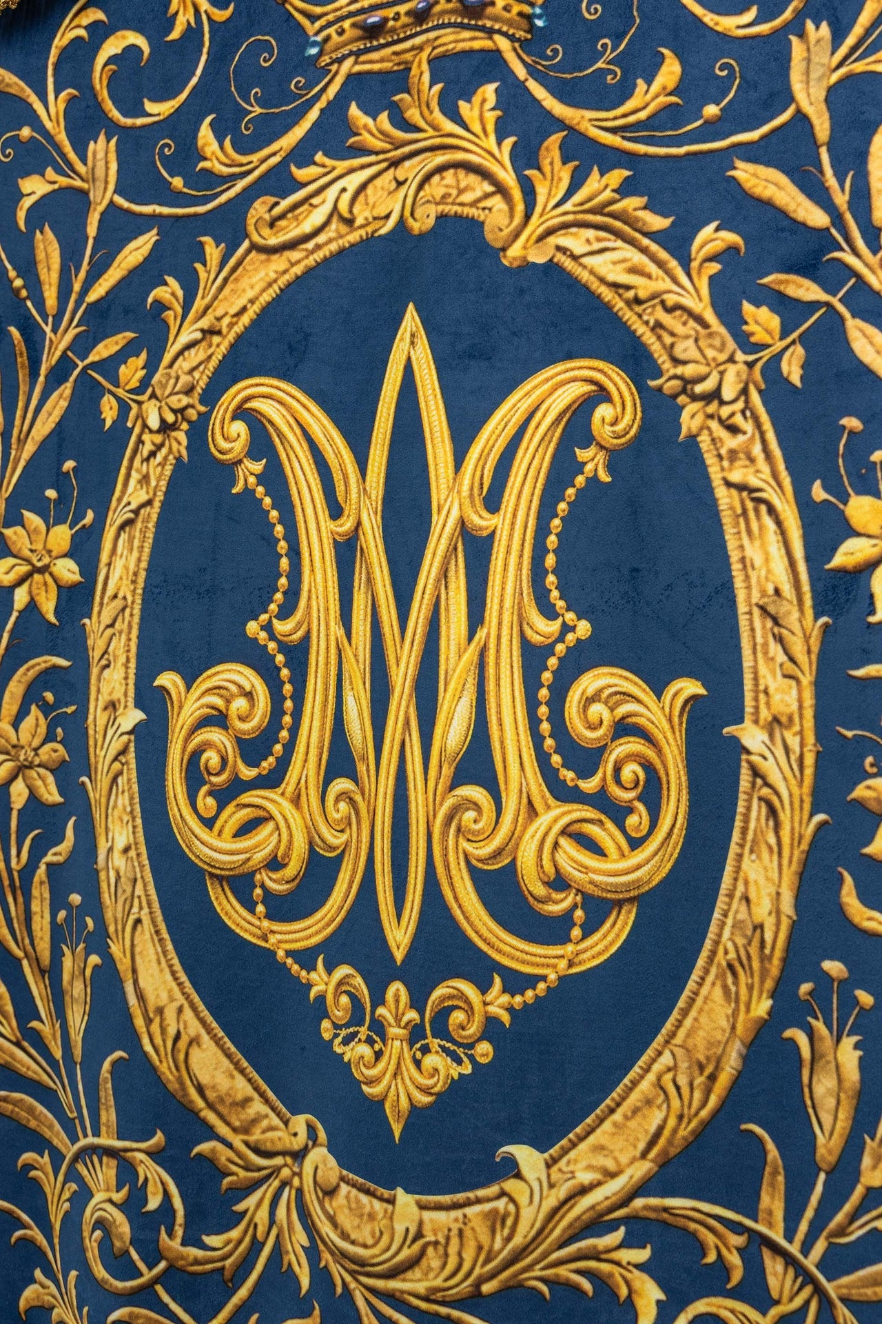 Doppelseitig bedruckte liturgische Fahne mit der Darstellung der Unbefleckten Gottesmutter und Marienmonogramm