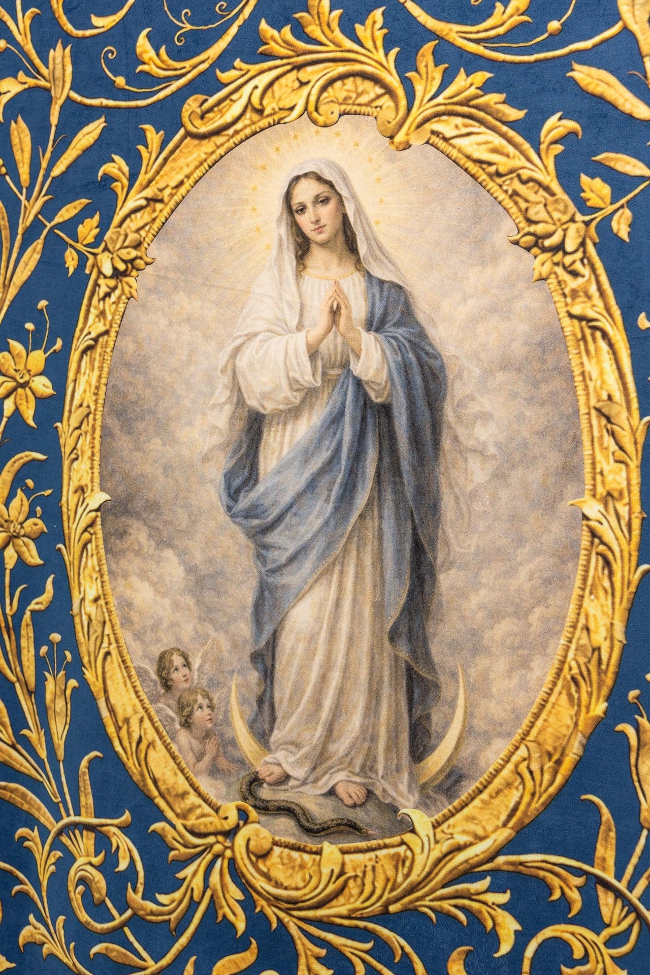Doppelseitig bedruckte liturgische Fahne mit der Darstellung der Unbefleckten Gottesmutter und Marienmonogramm