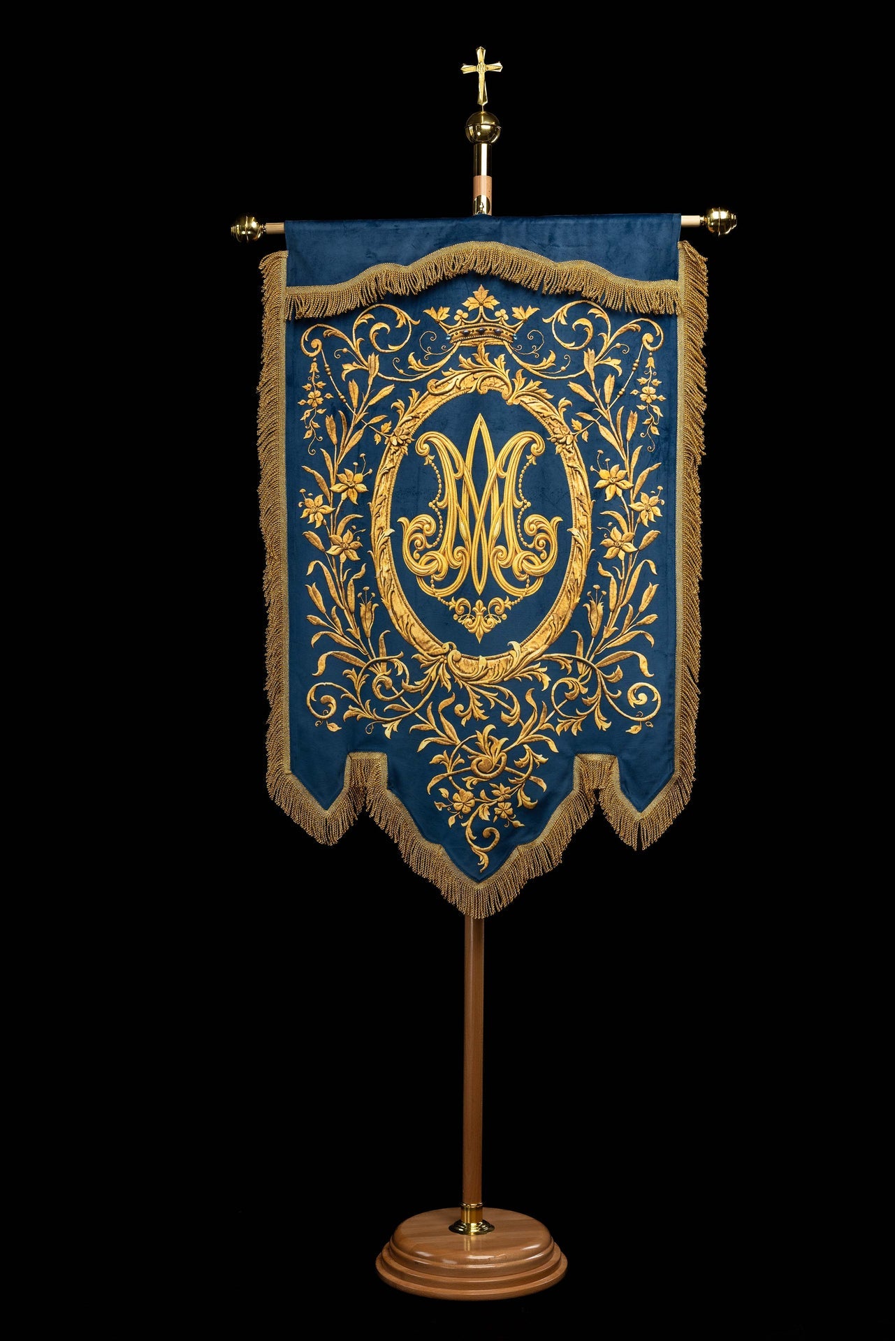 Doppelseitig bedruckte liturgische Fahne mit der Darstellung der Unbefleckten Gottesmutter und Marienmonogramm