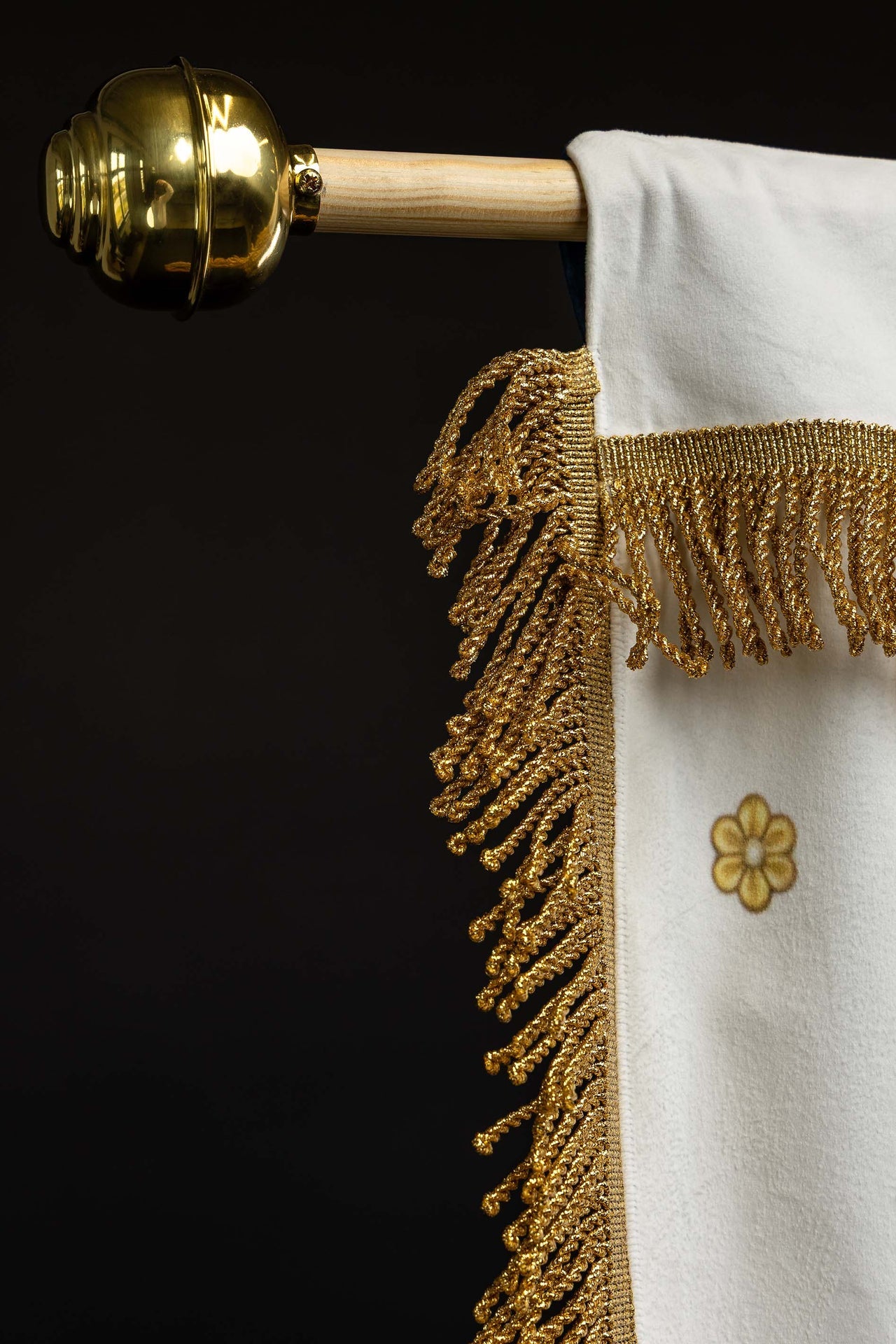 Doppelseitig bedruckte liturgische Fahne mit der Darstellung der Gottesmutter Mariä Himmelfahrt und Marienmonogramm