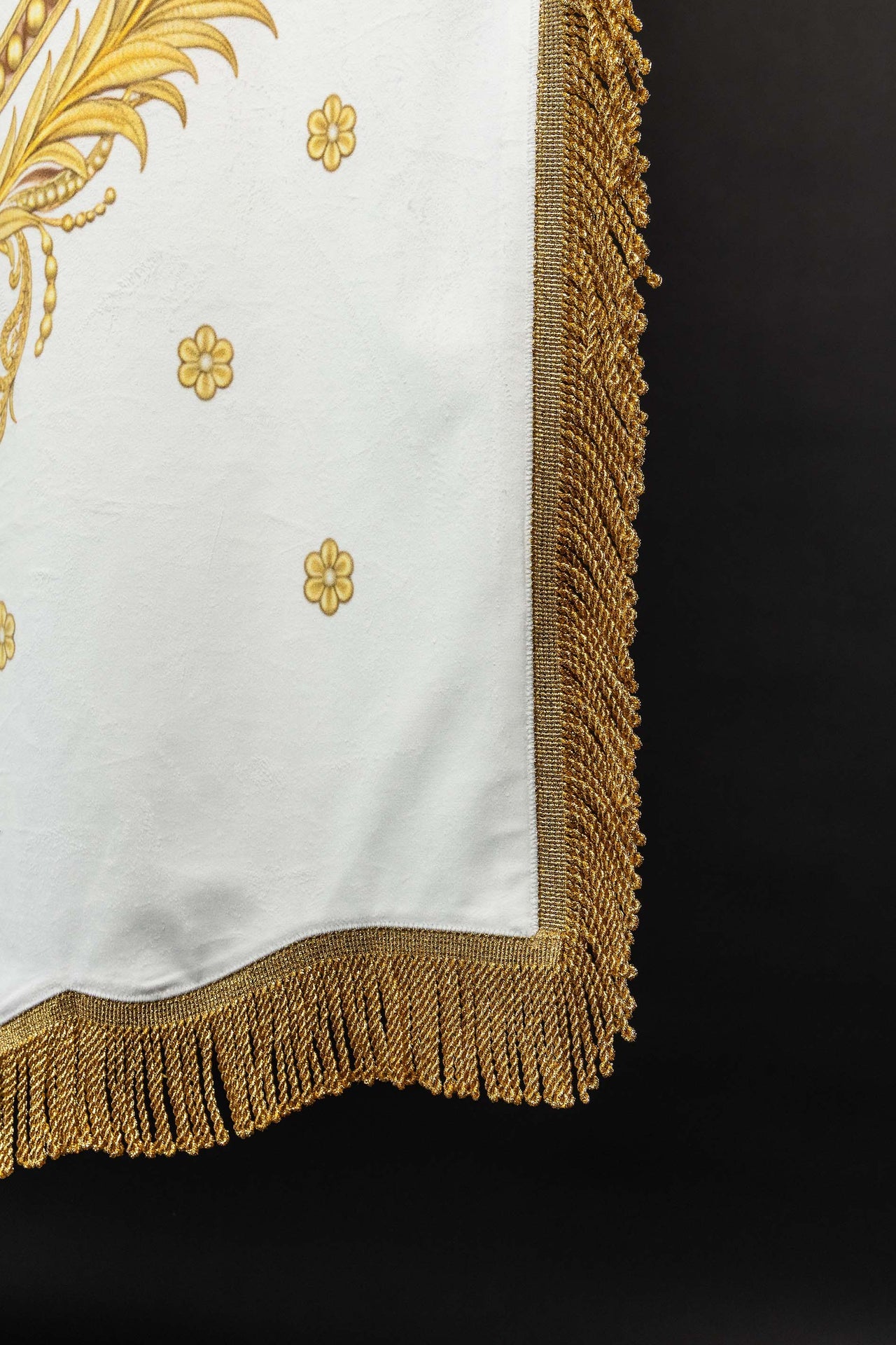 Doppelseitig bedruckte liturgische Fahne mit der Darstellung der Gottesmutter Mariä Himmelfahrt und Marienmonogramm