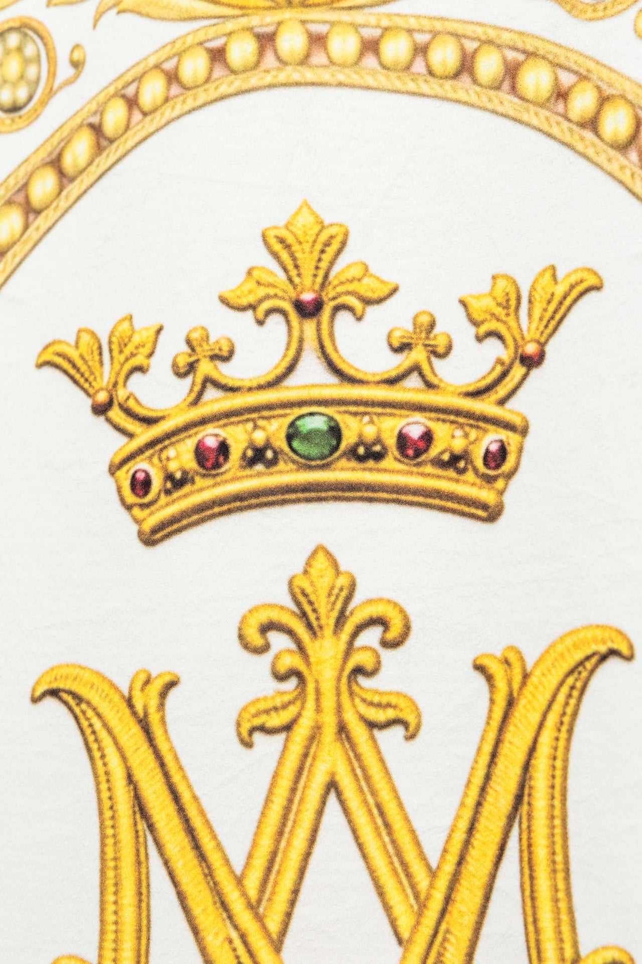 Doppelseitig bedruckte liturgische Fahne mit der Darstellung der Gottesmutter Mariä Himmelfahrt und Marienmonogramm