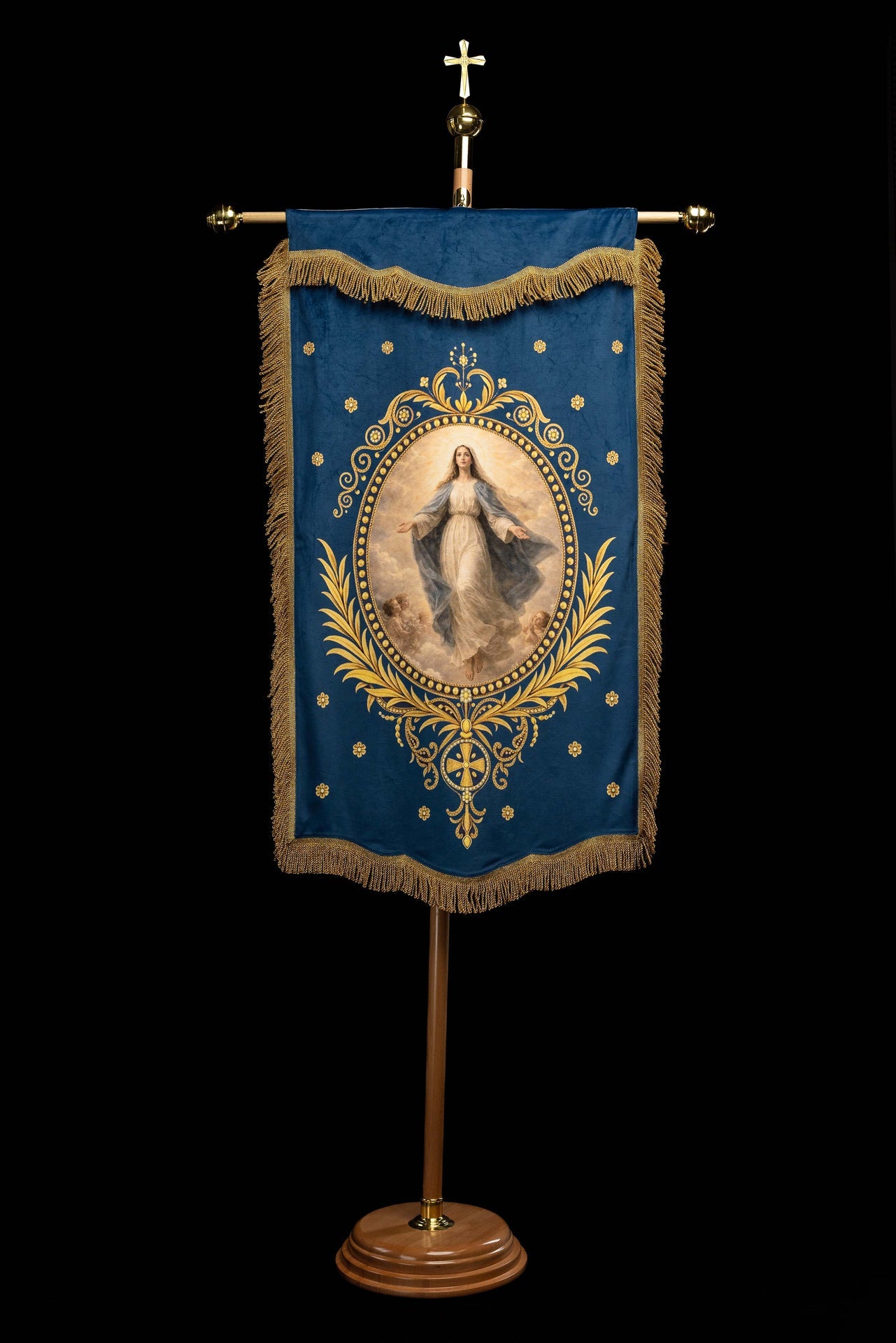 Doppelseitig bedruckte liturgische Fahne mit der Darstellung der Gottesmutter Mariä Himmelfahrt und Marienmonogramm