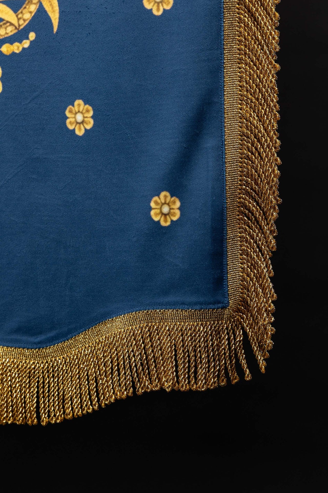 Doppelseitig bedruckte liturgische Fahne mit der Darstellung der Gottesmutter Mariä Himmelfahrt und Marienmonogramm