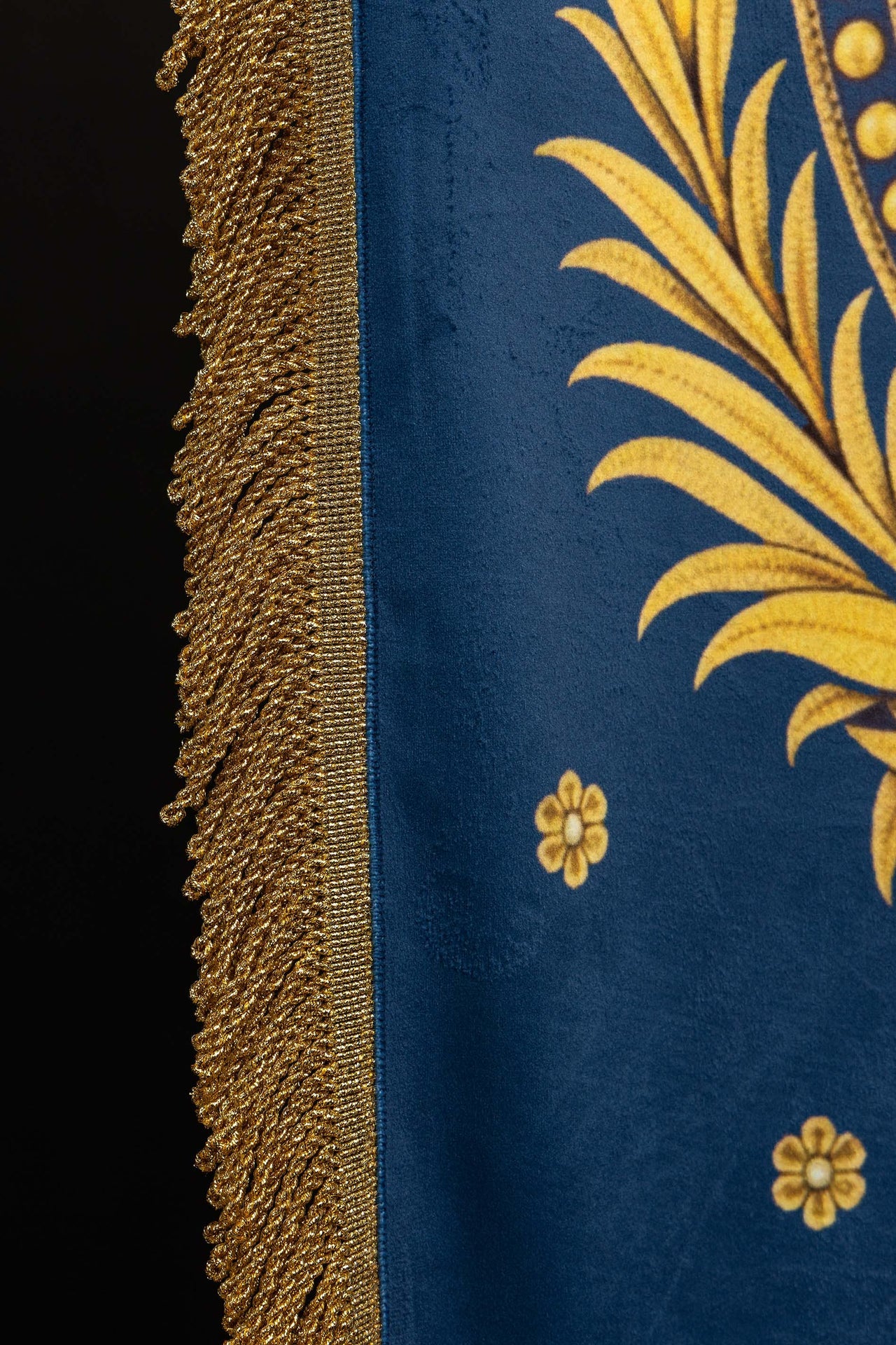 Doppelseitig bedruckte liturgische Fahne mit der Darstellung der Gottesmutter Mariä Himmelfahrt und Marienmonogramm