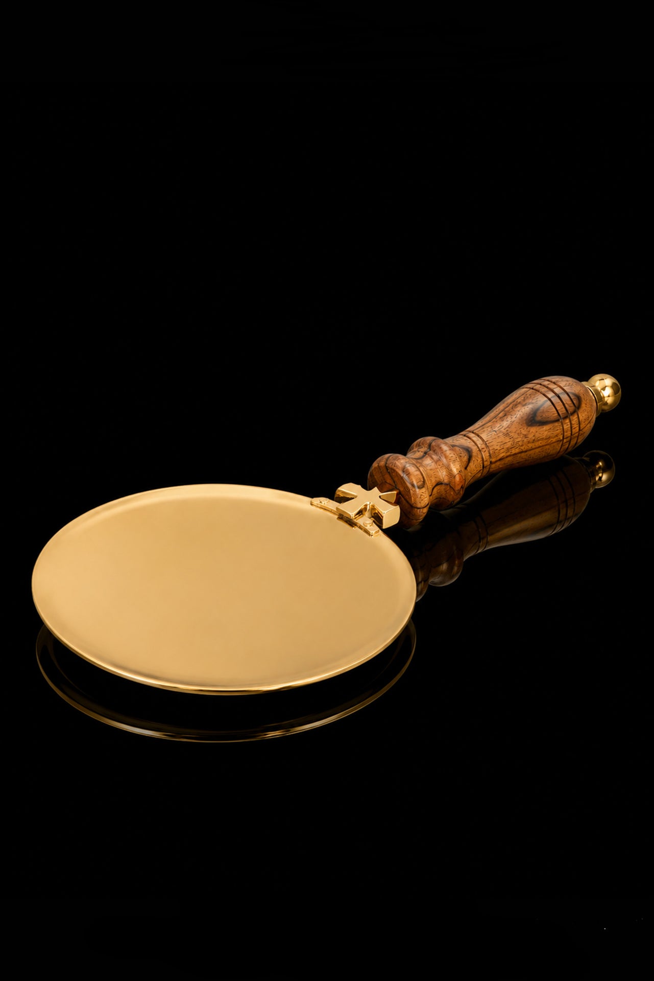 Kommunionpatene aus Messingblech mit Holzgriff