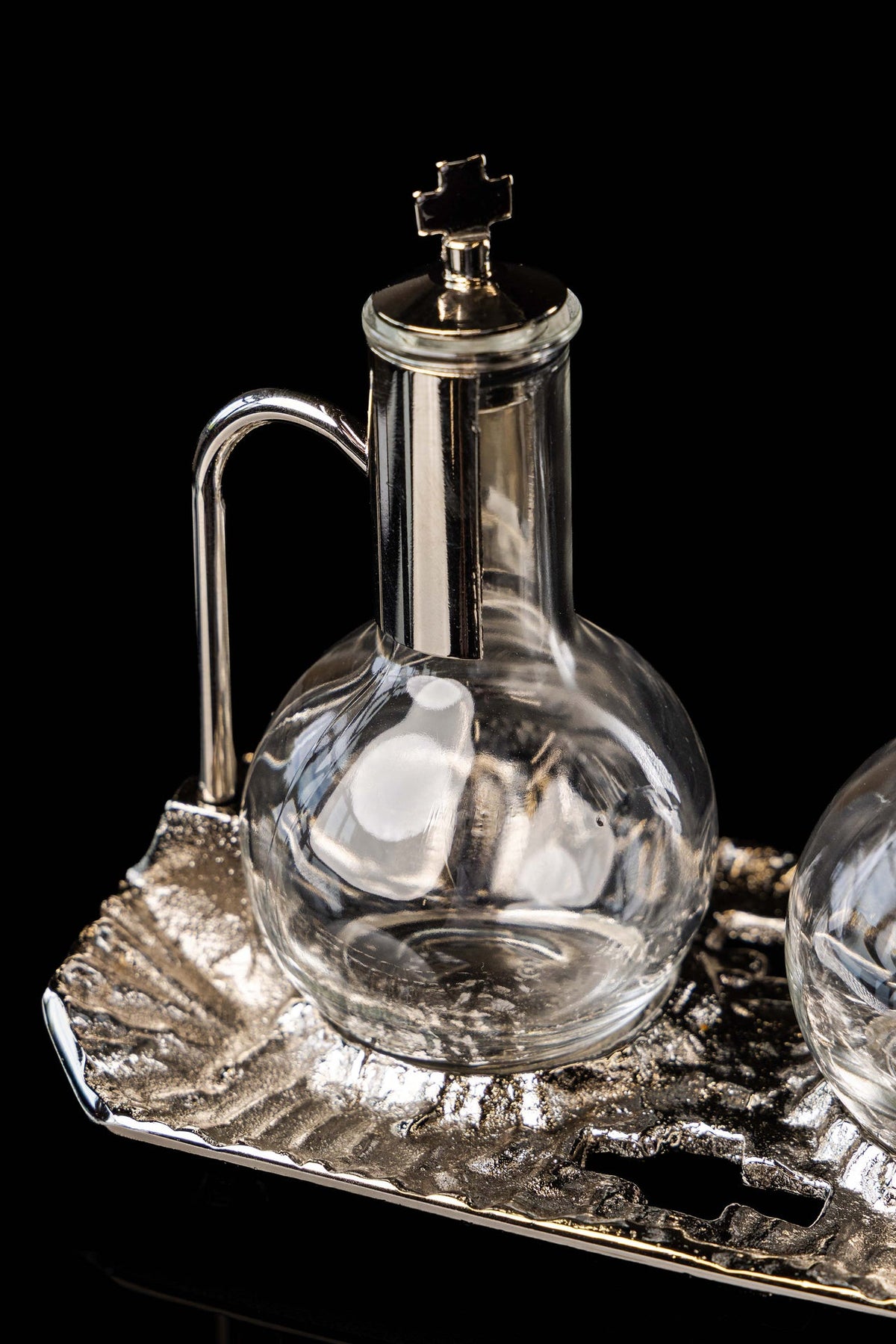 Liturgische Messkännchen für Wein und Wasser mit vernickeltem Tablett