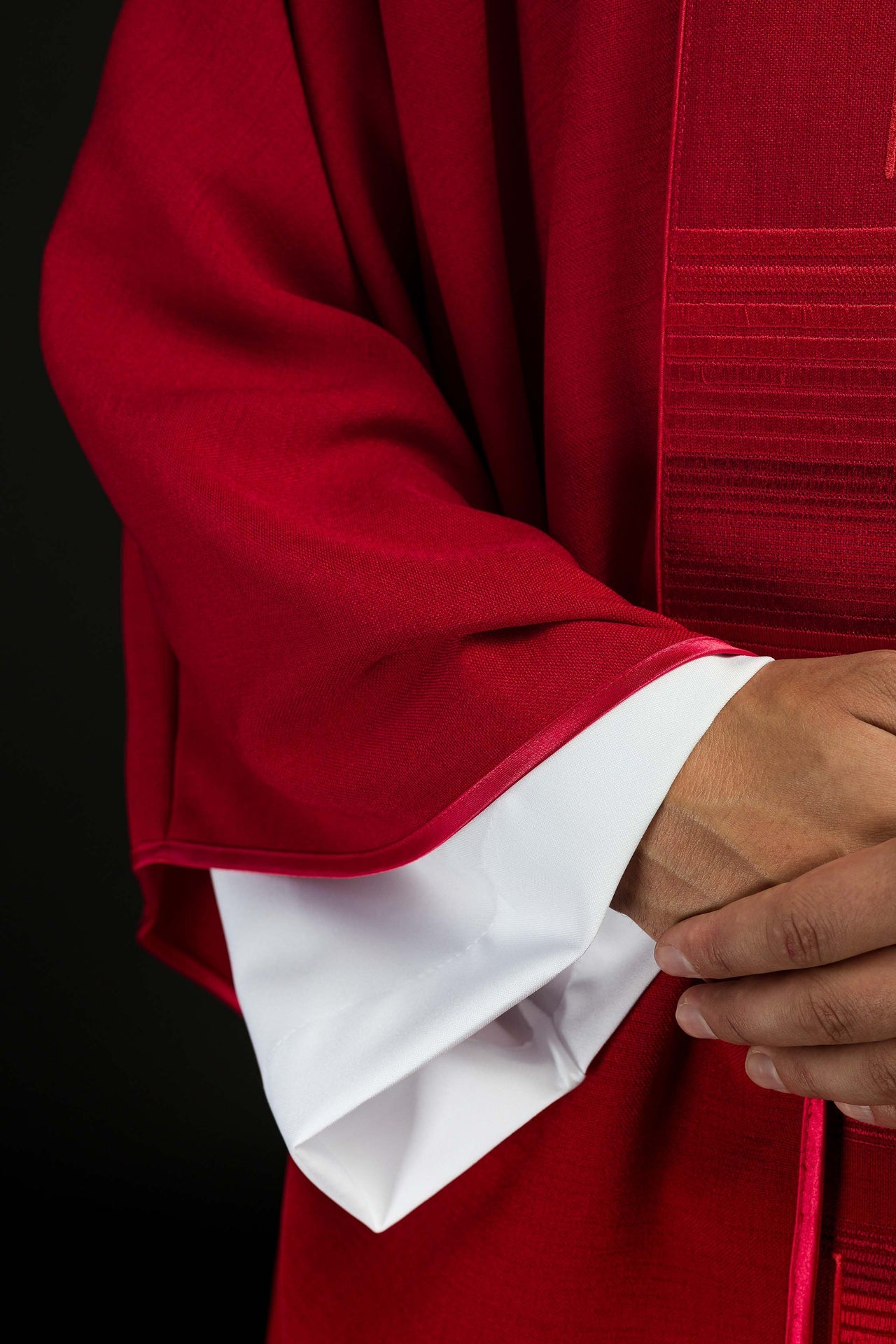 Ornat haftowany z Krzyżami w kolorze czerwonym - ORNATY.PL