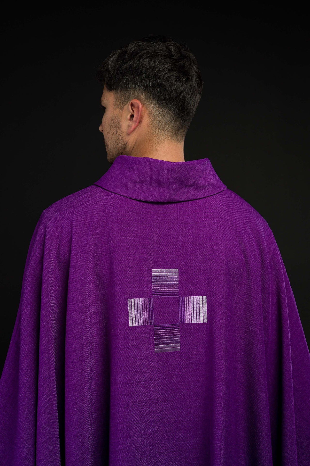 Fioletowy ornat haftowanymi krzyżami - ORNATY.PL