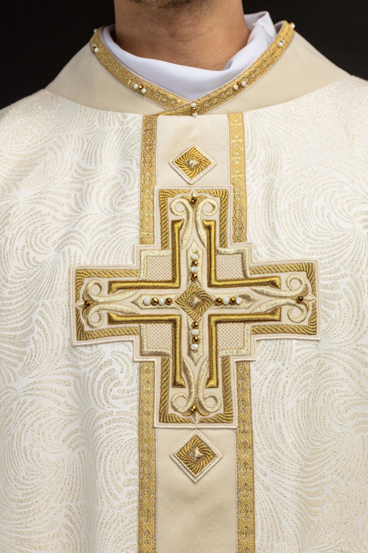Handgefertigtes Messgewand mit Kreuzstickerei und Priesterstola 7012