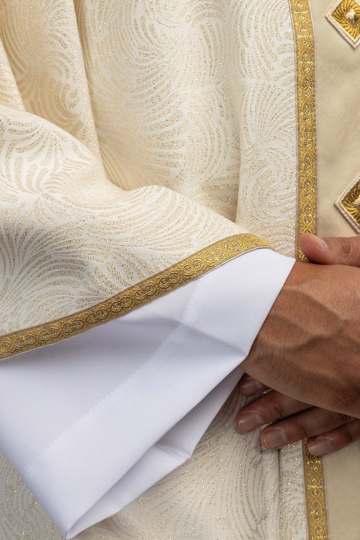 Handgefertigtes Messgewand mit Kreuzstickerei und Priesterstola 7012