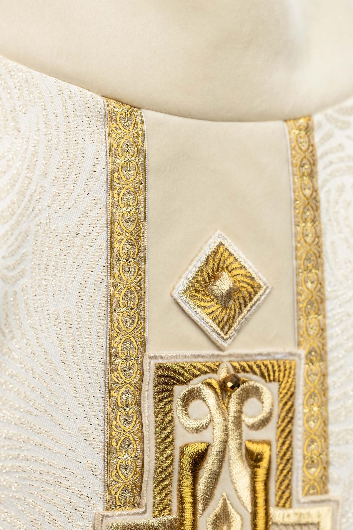 Handgefertigtes Messgewand mit Kreuzstickerei und Priesterstola 7012