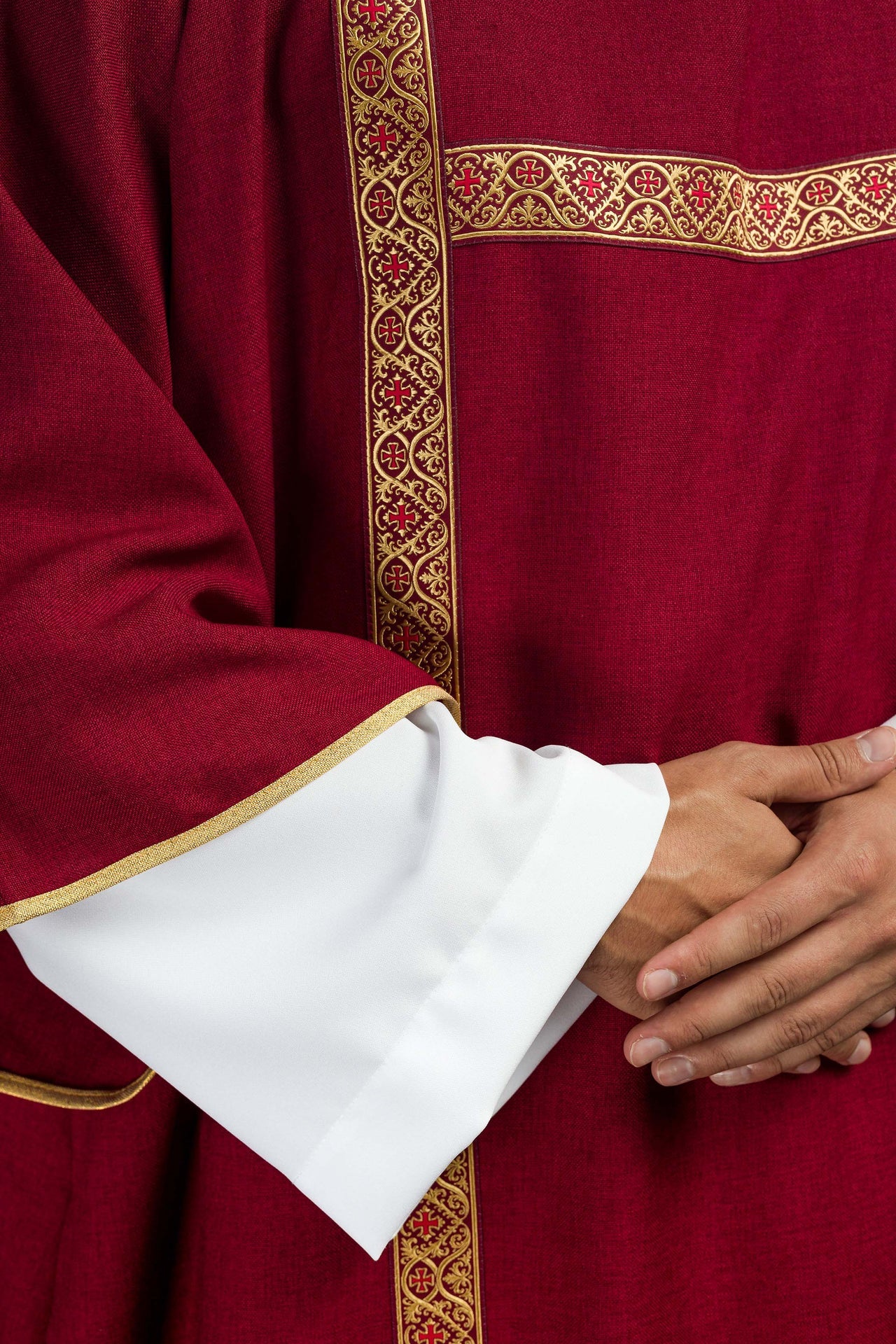 Dalmatyka czerwona ozdobiona złotymi tasiemkami żakardowymi - ORNATY.PL