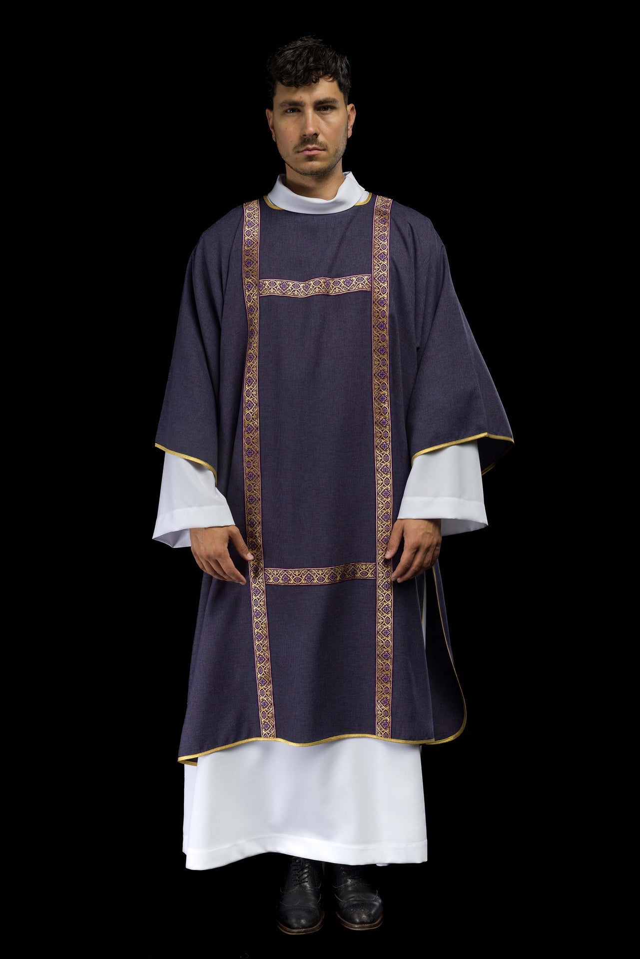 Dalmatyka fioletowa ozdobiona złotymi tasiemkami żakardowymi - ORNATY.PL