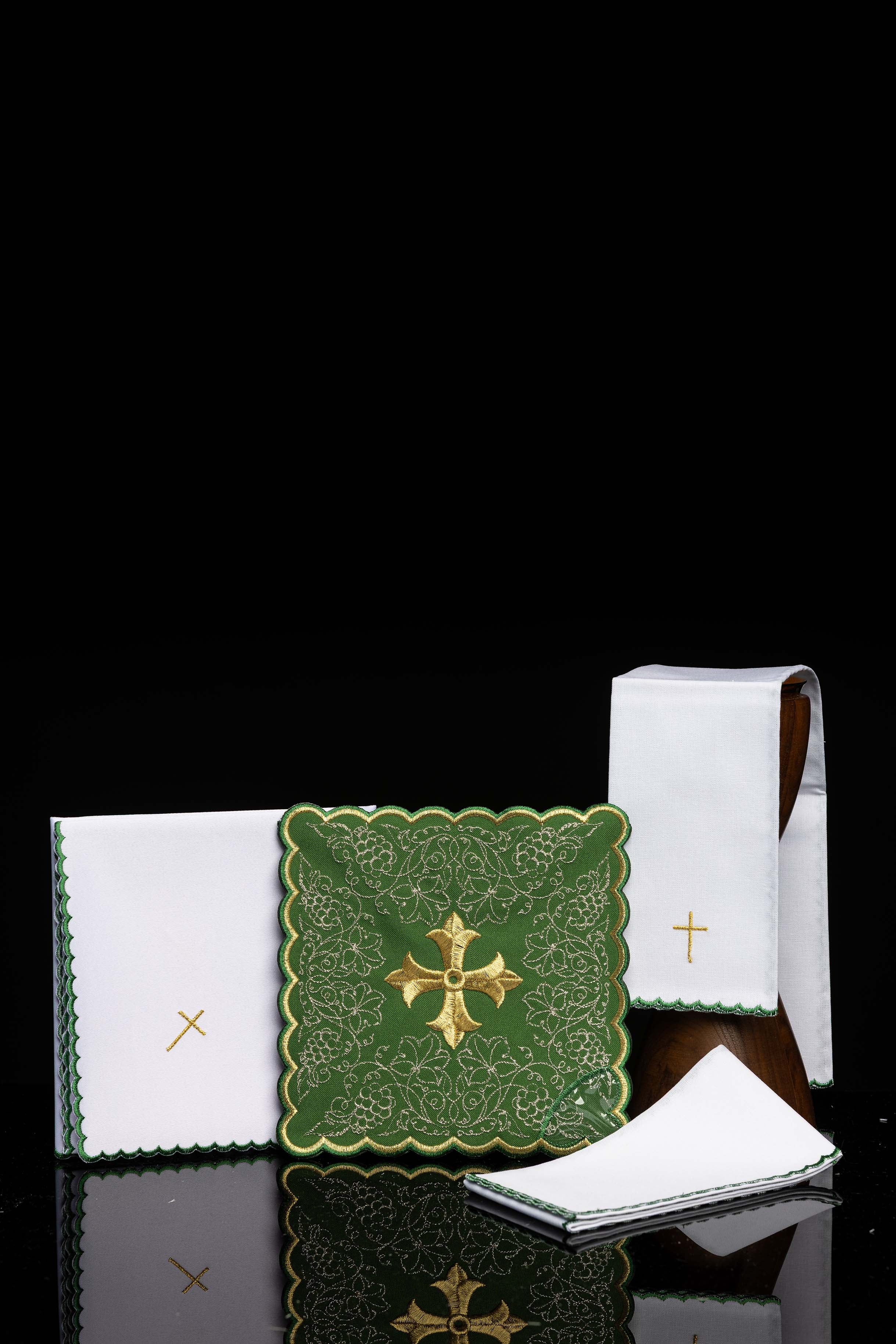 Kelchwäsche-Set in Grün mit Goldkreuz und geschweifter Palla