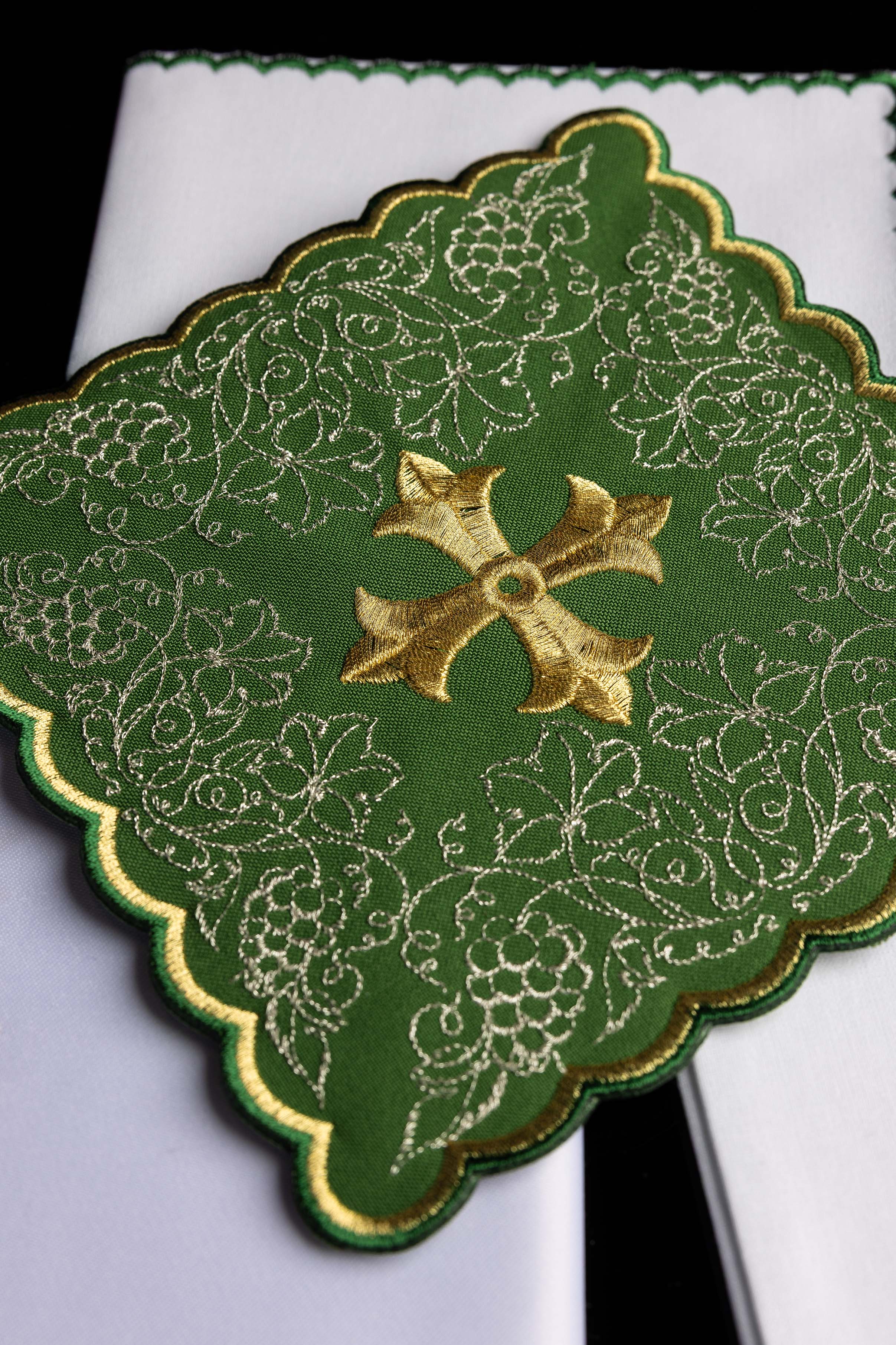 Kelchwäsche-Set in Grün mit Goldkreuz und geschweifter Palla
