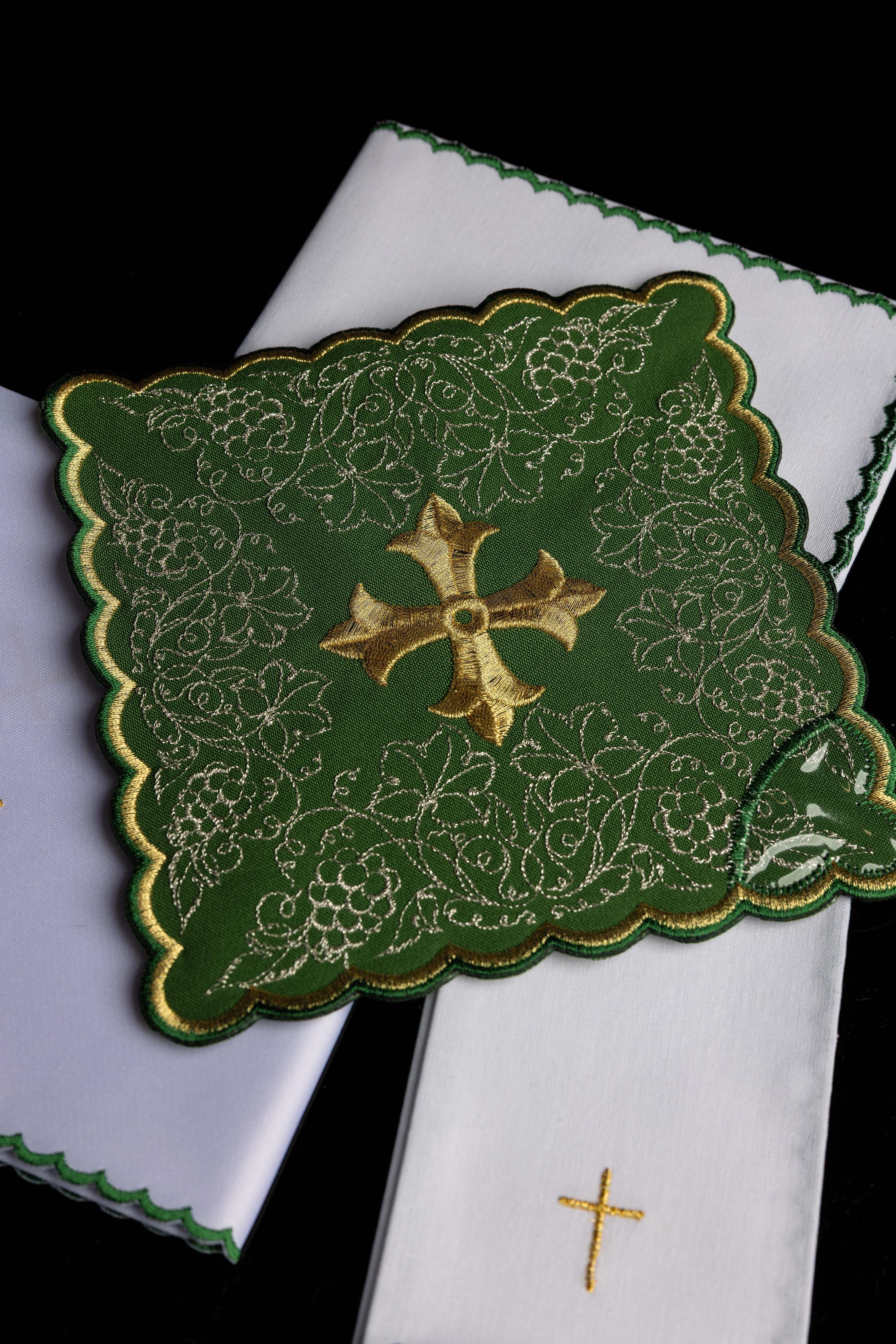 Kelchwäsche-Set in Grün mit Goldkreuz und geschweifter Palla