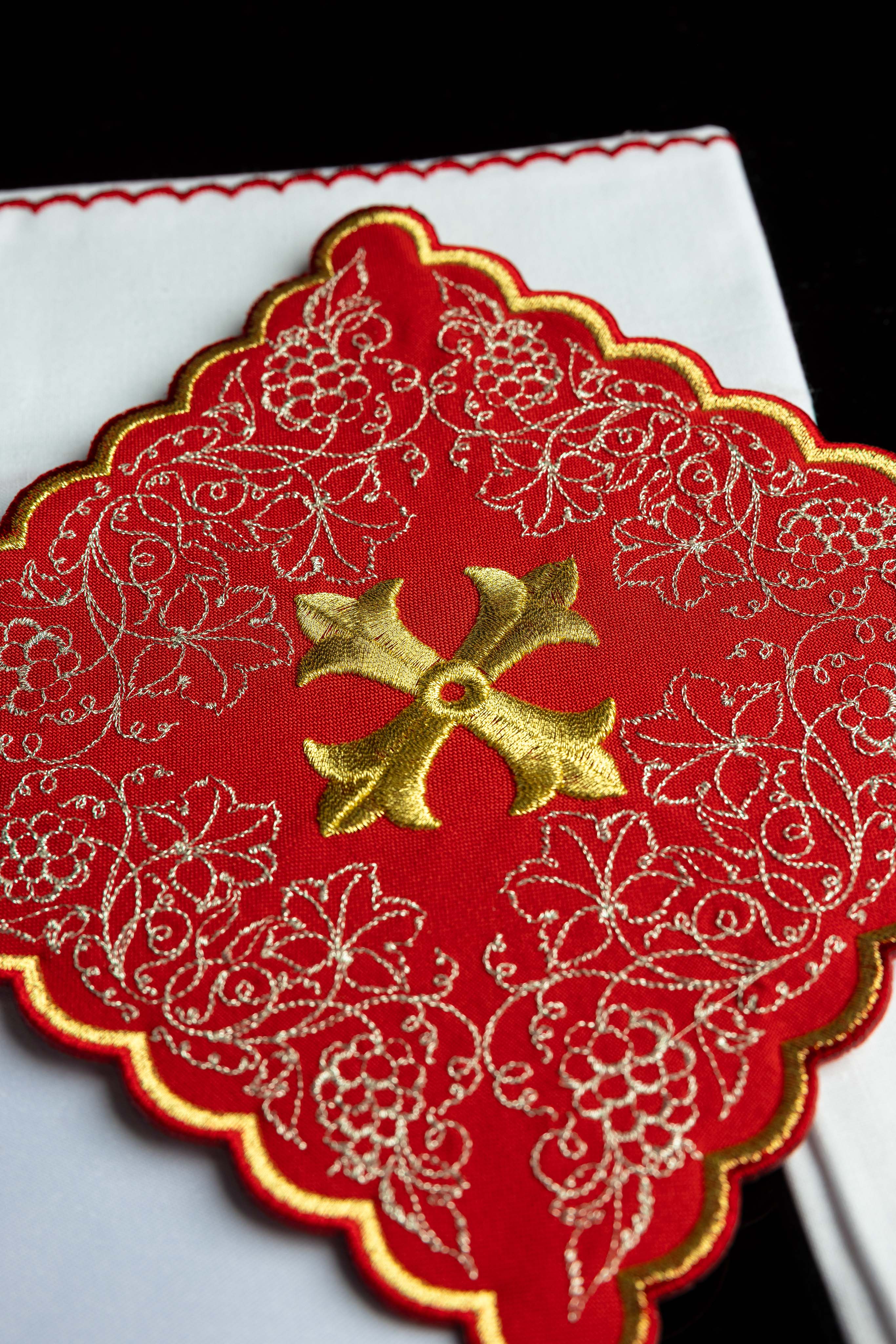 Kelchwäsche-Set in Weiß und Rot mit Goldkreuz und Goldrand