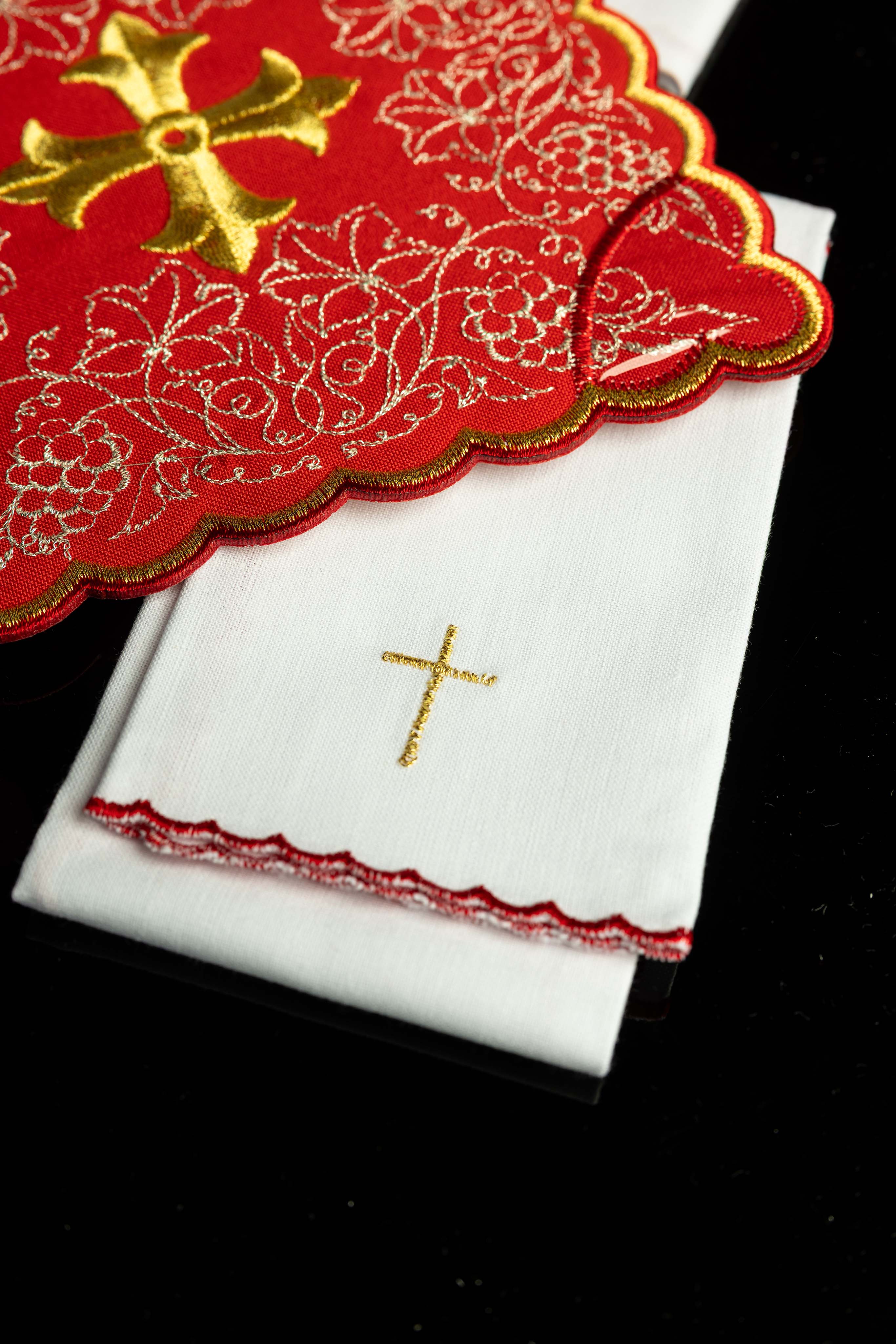Kelchwäsche-Set in Weiß und Rot mit Goldkreuz und Goldrand
