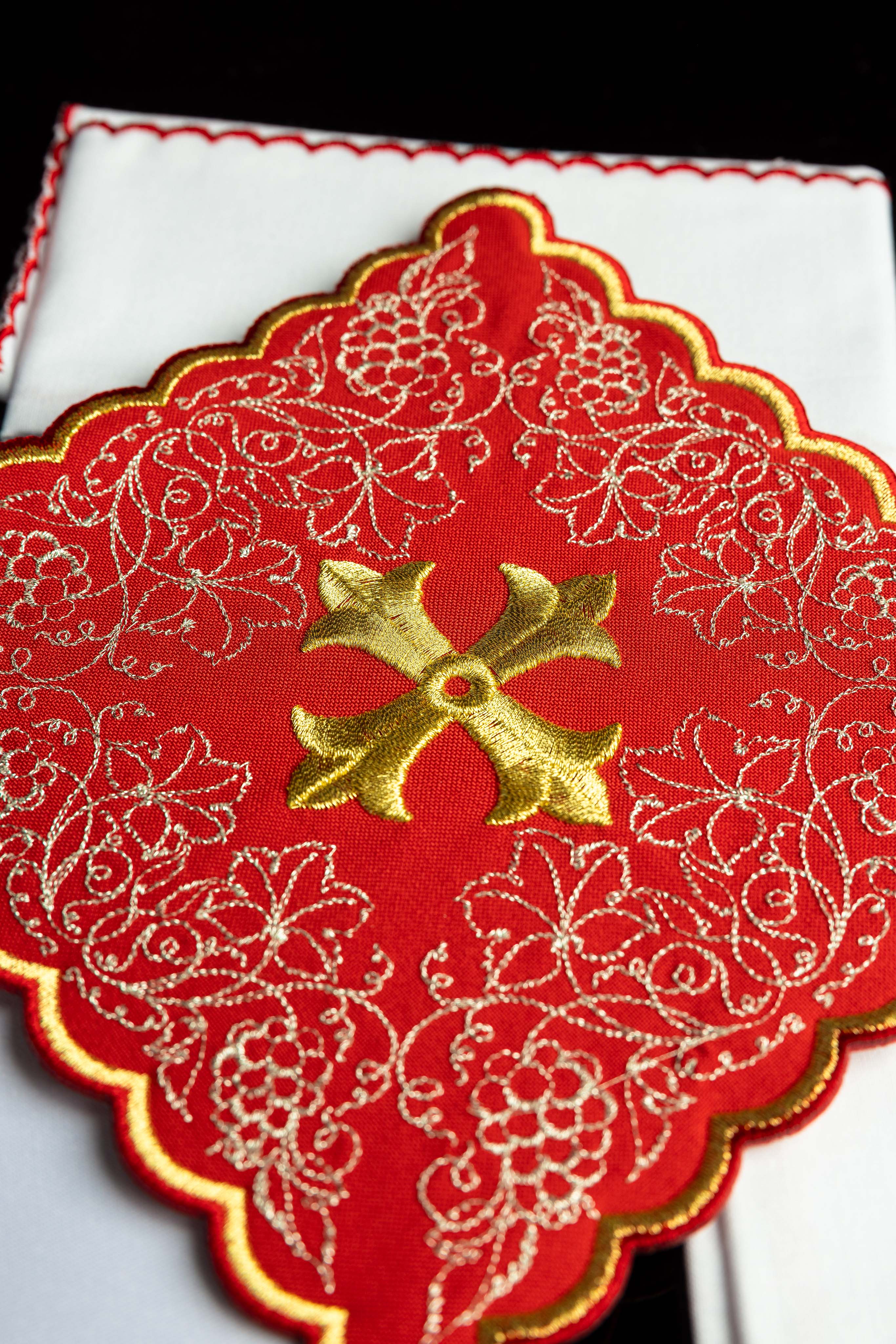 Kelchwäsche-Set in Weiß und Rot mit Goldkreuz und Goldrand