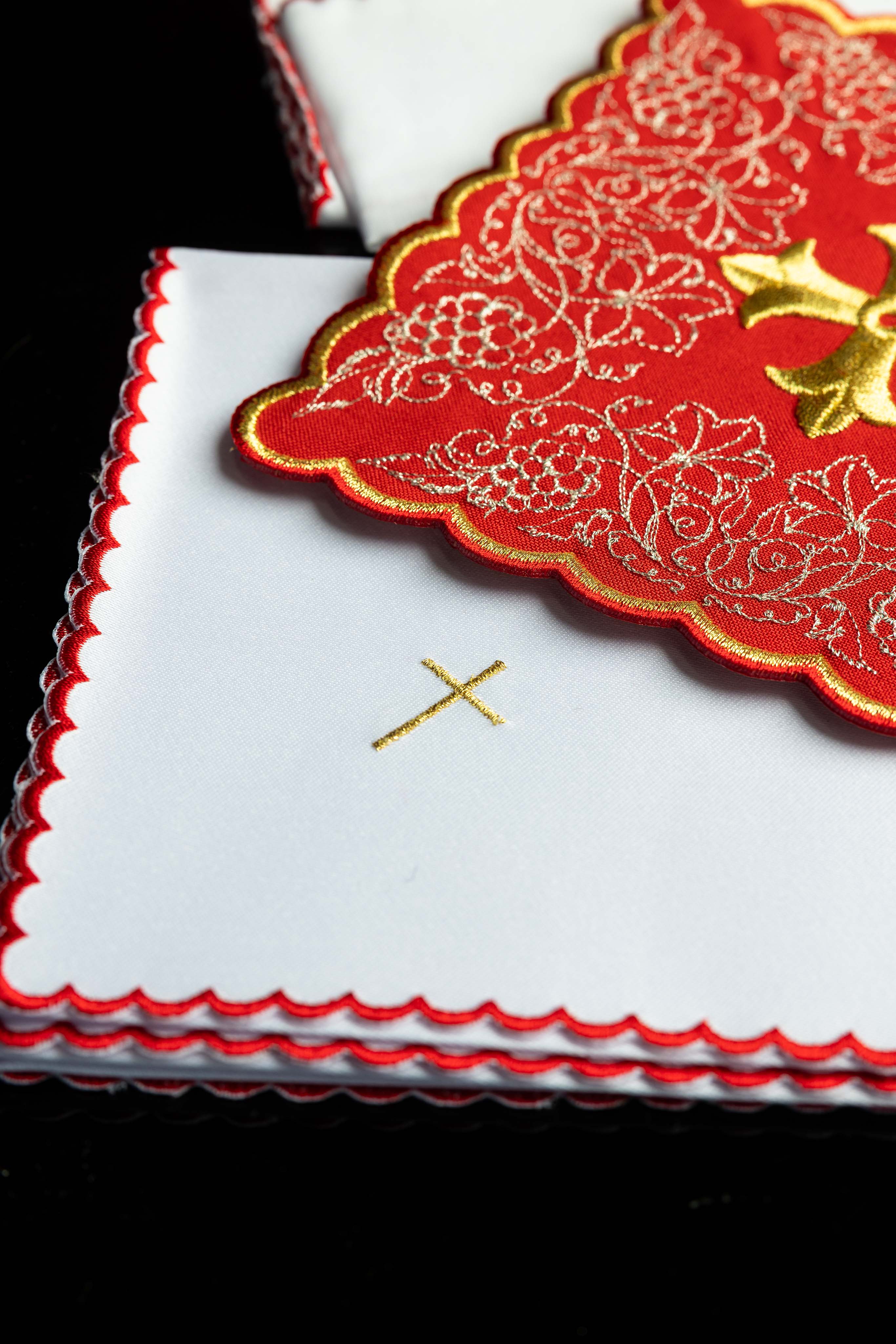 Kelchwäsche-Set in Weiß und Rot mit Goldkreuz und Goldrand