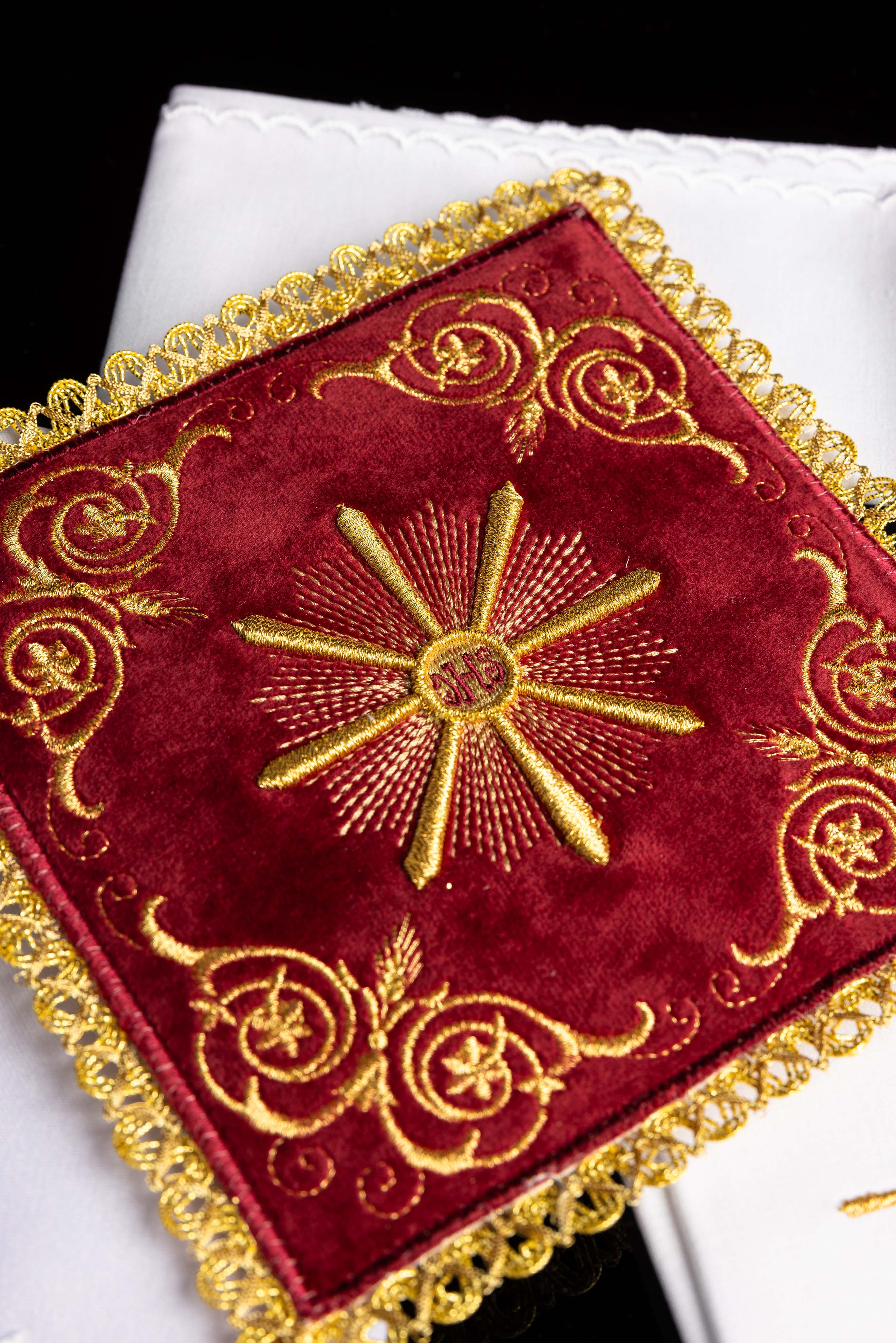 Kelchwäsche-Set mit eckiger roter Palla und IHS-Stickerei