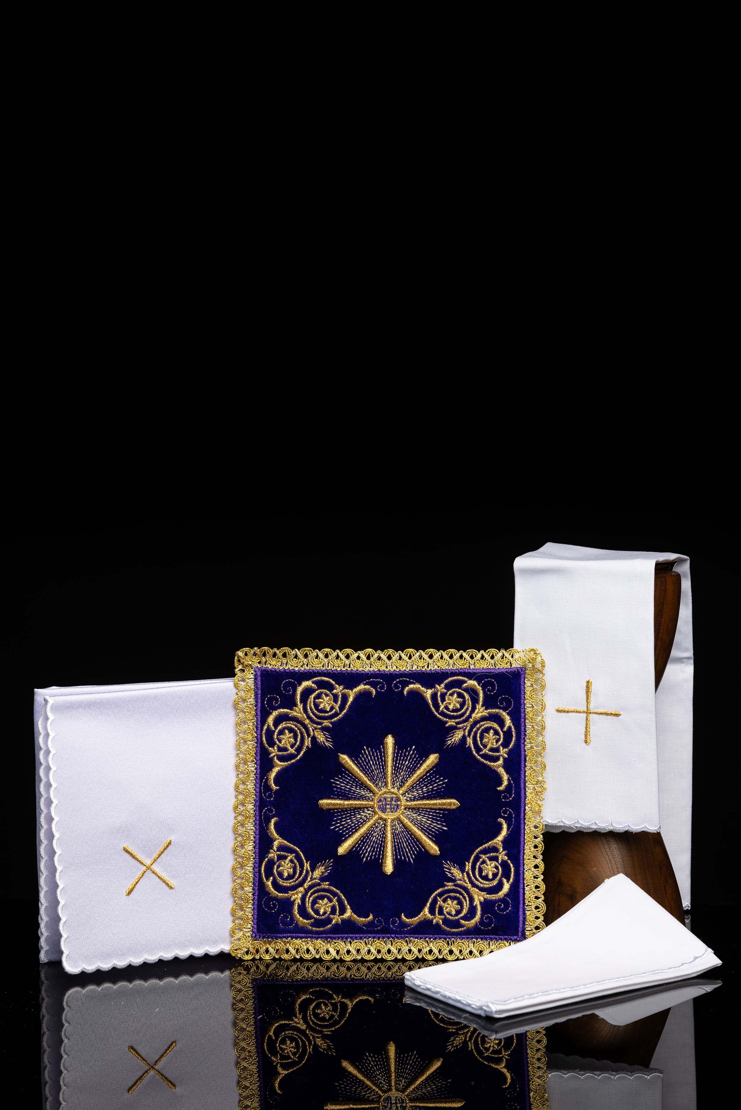 Kelchwäsche-Set mit violetter Palla und Goldstickerei