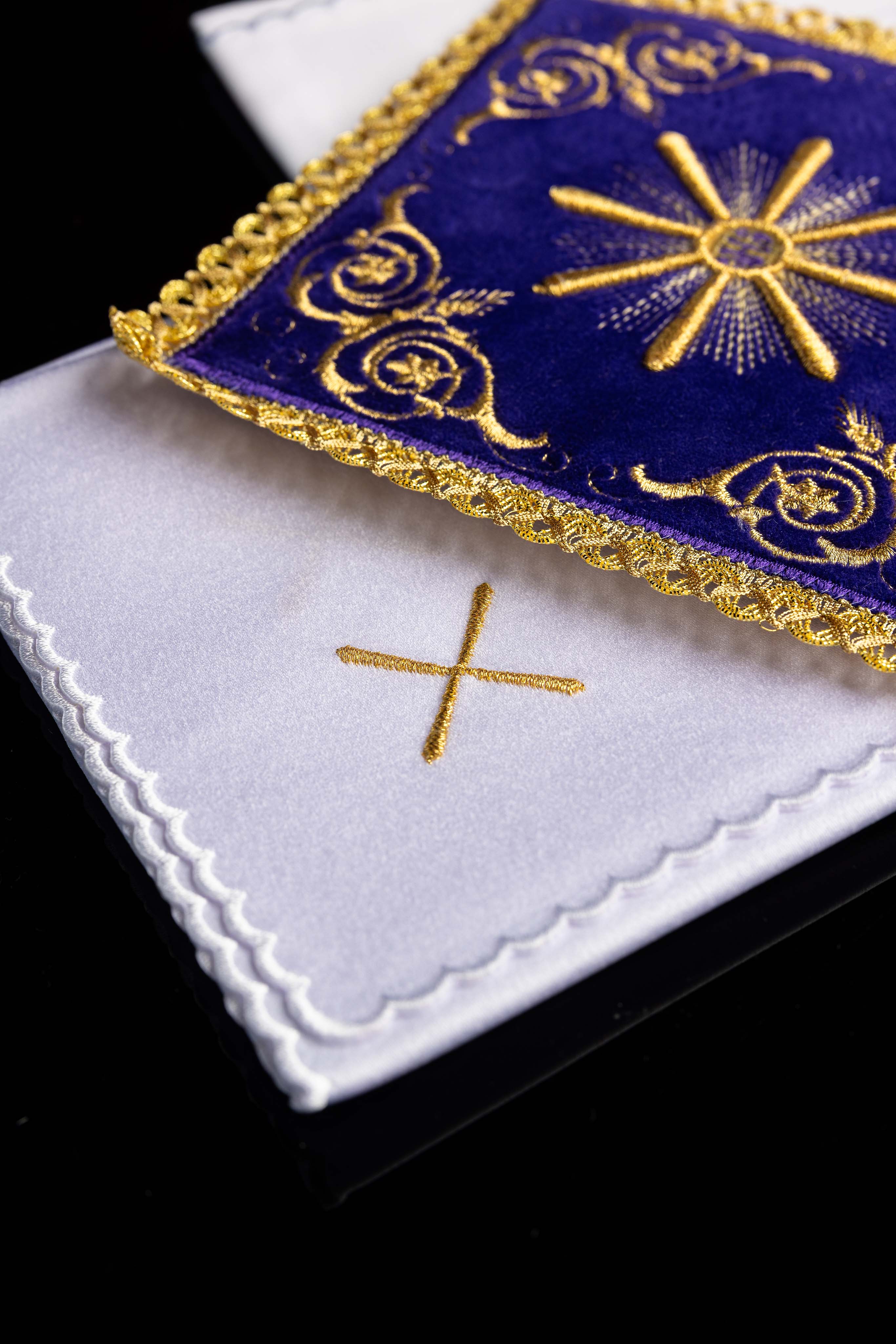 Kelchwäsche-Set mit violetter Palla und Goldstickerei