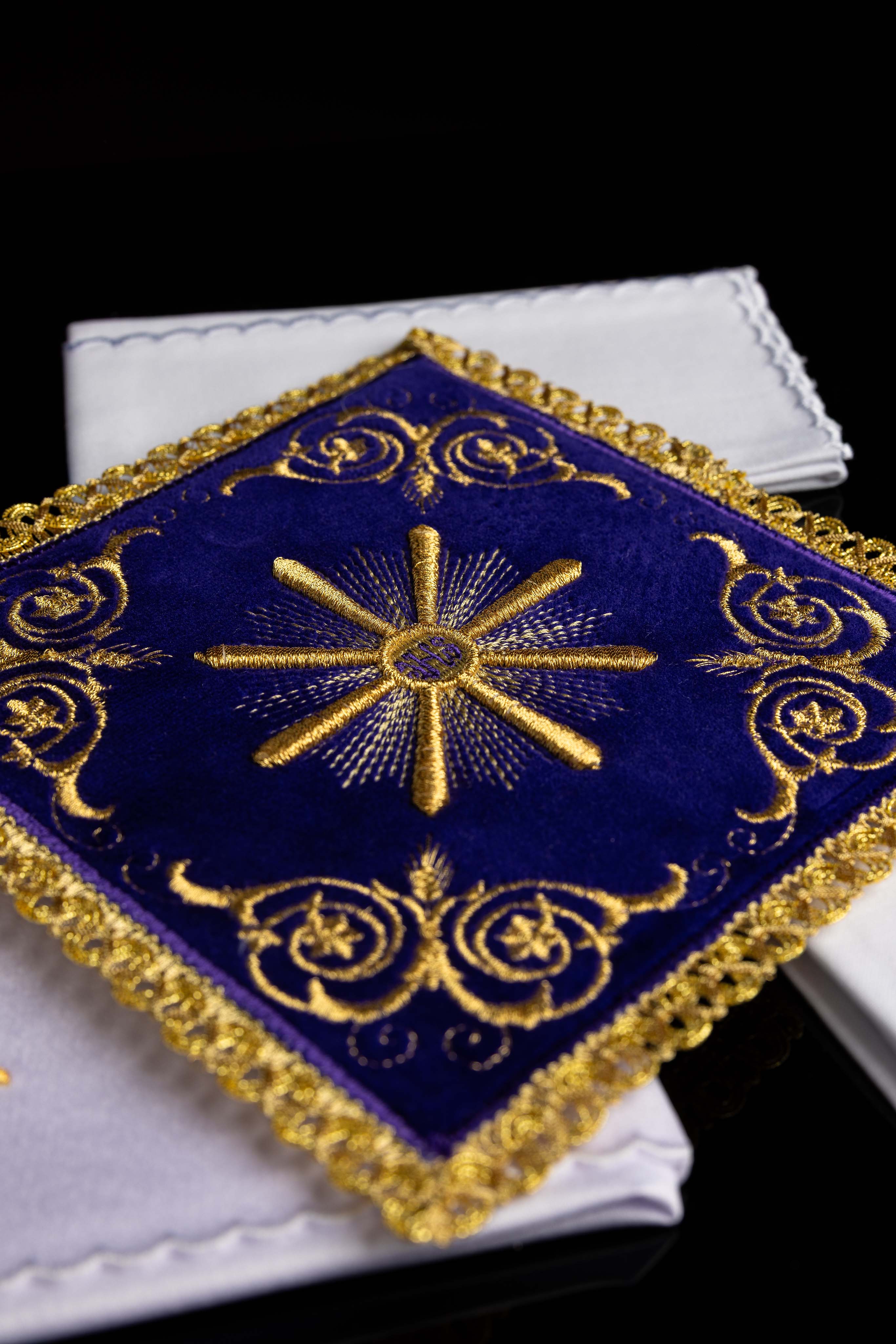 Kelchwäsche-Set mit violetter Palla und Goldstickerei