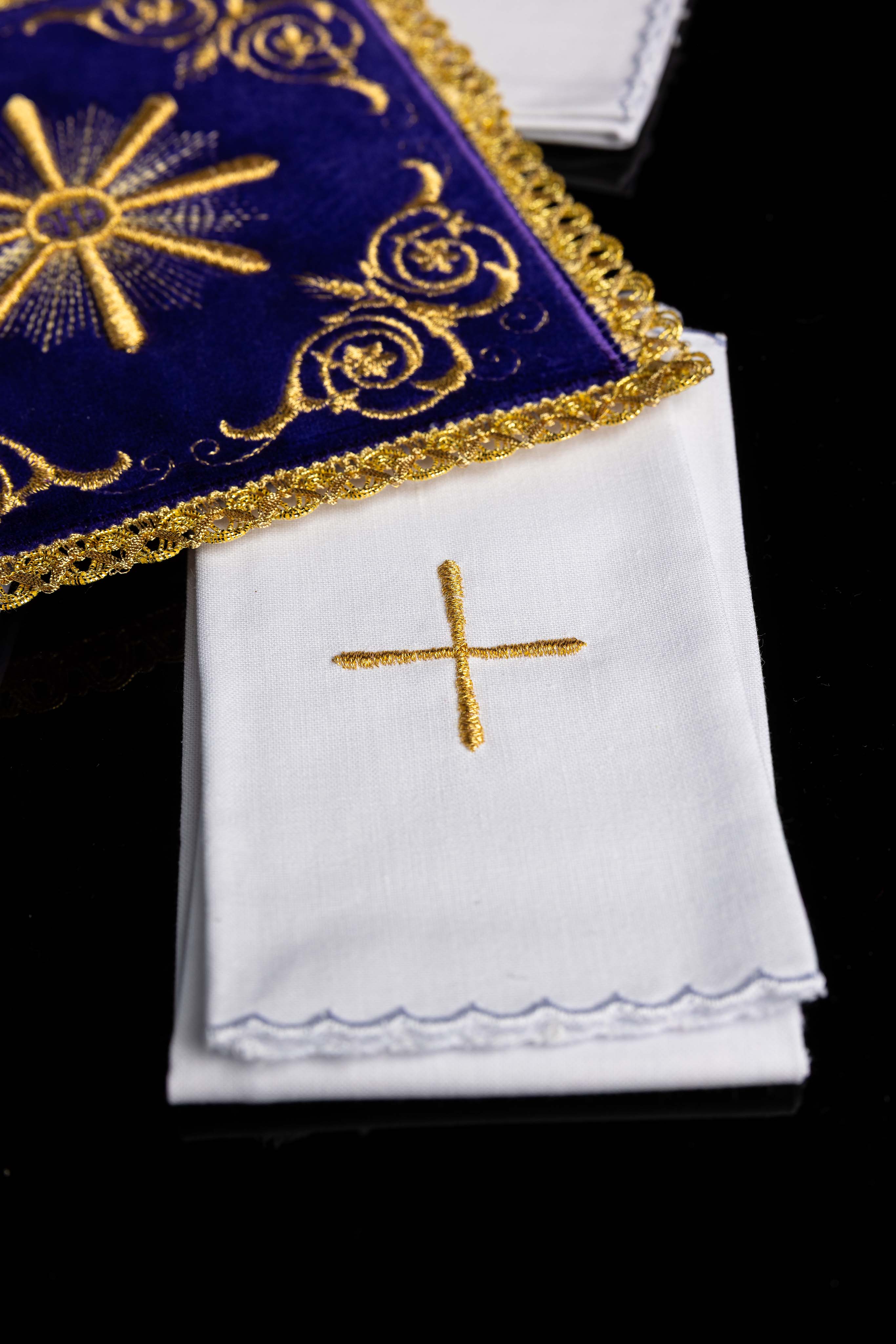 Kelchwäsche-Set mit violetter Palla und Goldstickerei