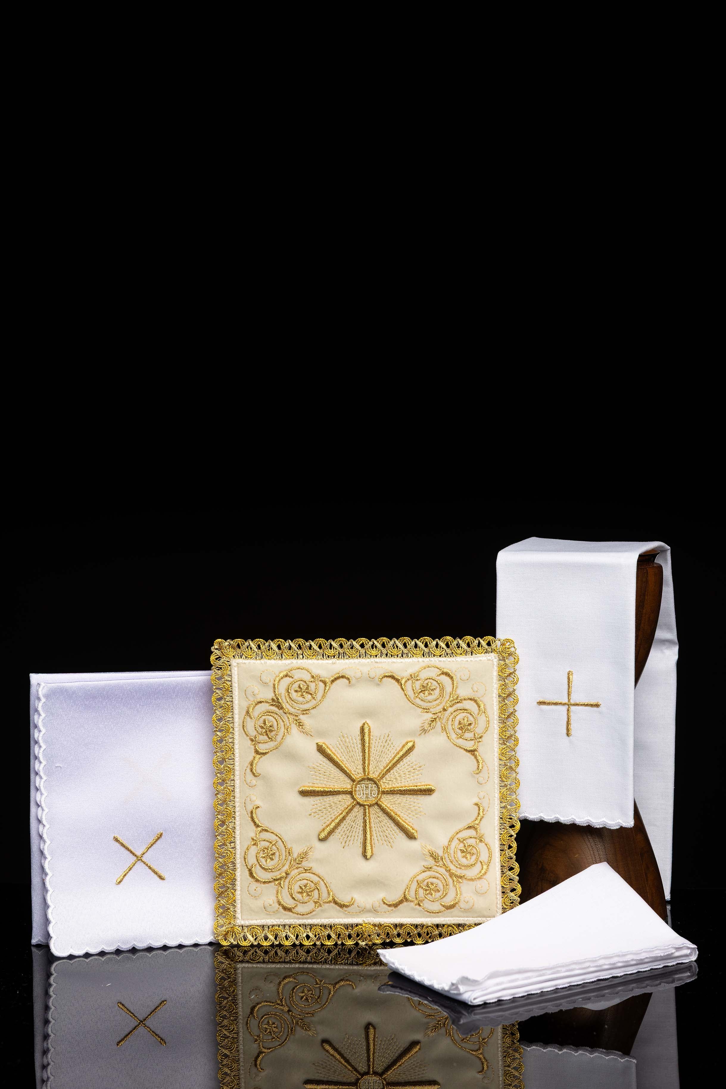 Kelchwäsche-Set in Ecru mit achtstrahligem Goldkreuz